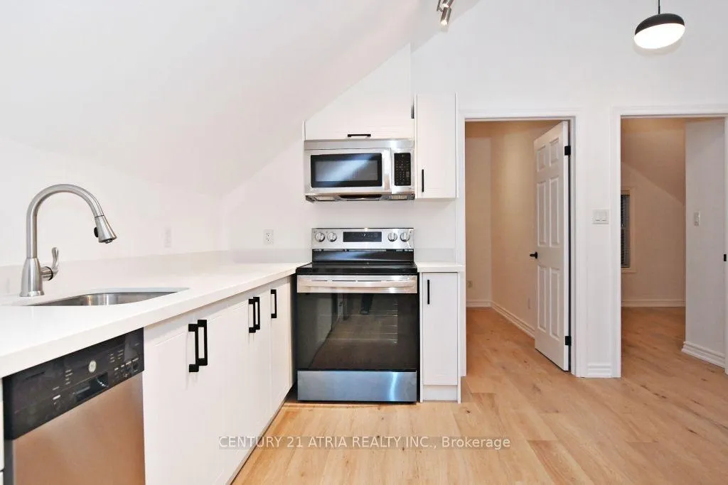 Photo 13 of Unit Upper, 72 Centre Street, Aurora, Aurora Village — HOMEH