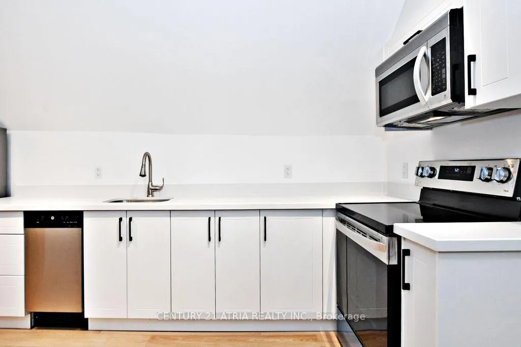 Photo 14 of Unit Upper, 72 Centre Street, Aurora, Aurora Village — HOMEH