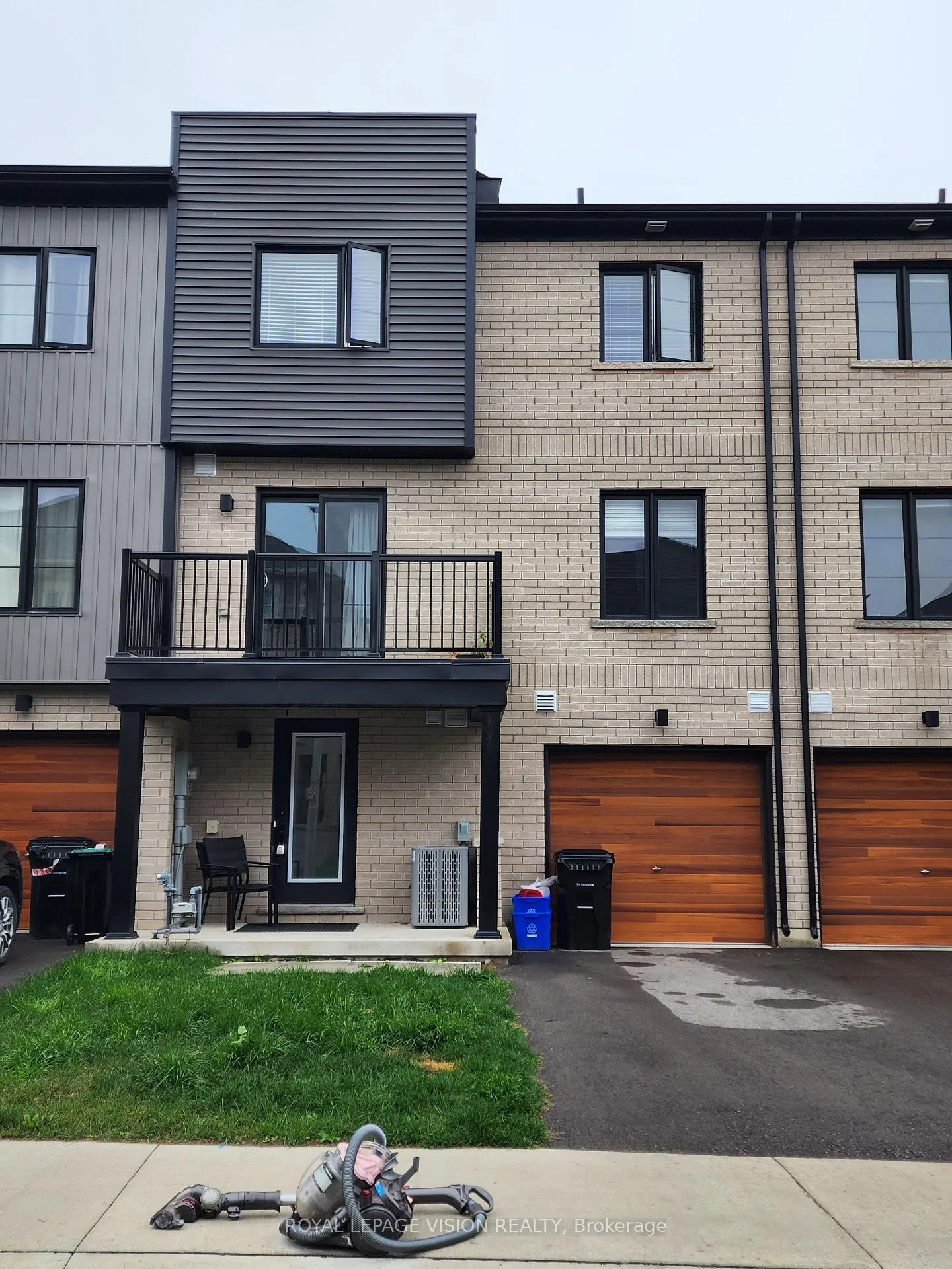 Photo 2 of 27 Wagon Lane, Barrie, Innis-Shore — HOMEH