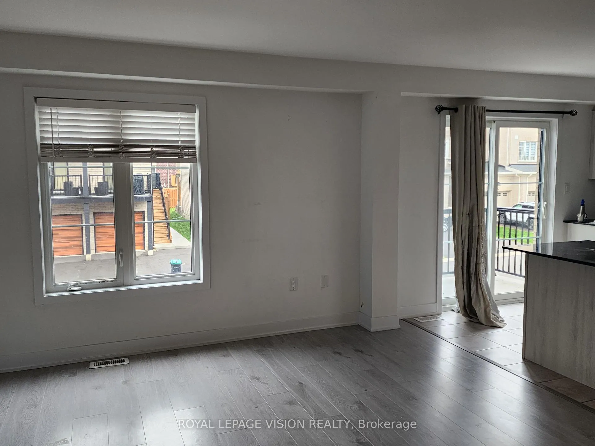 Photo 3 of 27 Wagon Lane, Barrie, Innis-Shore — HOMEH