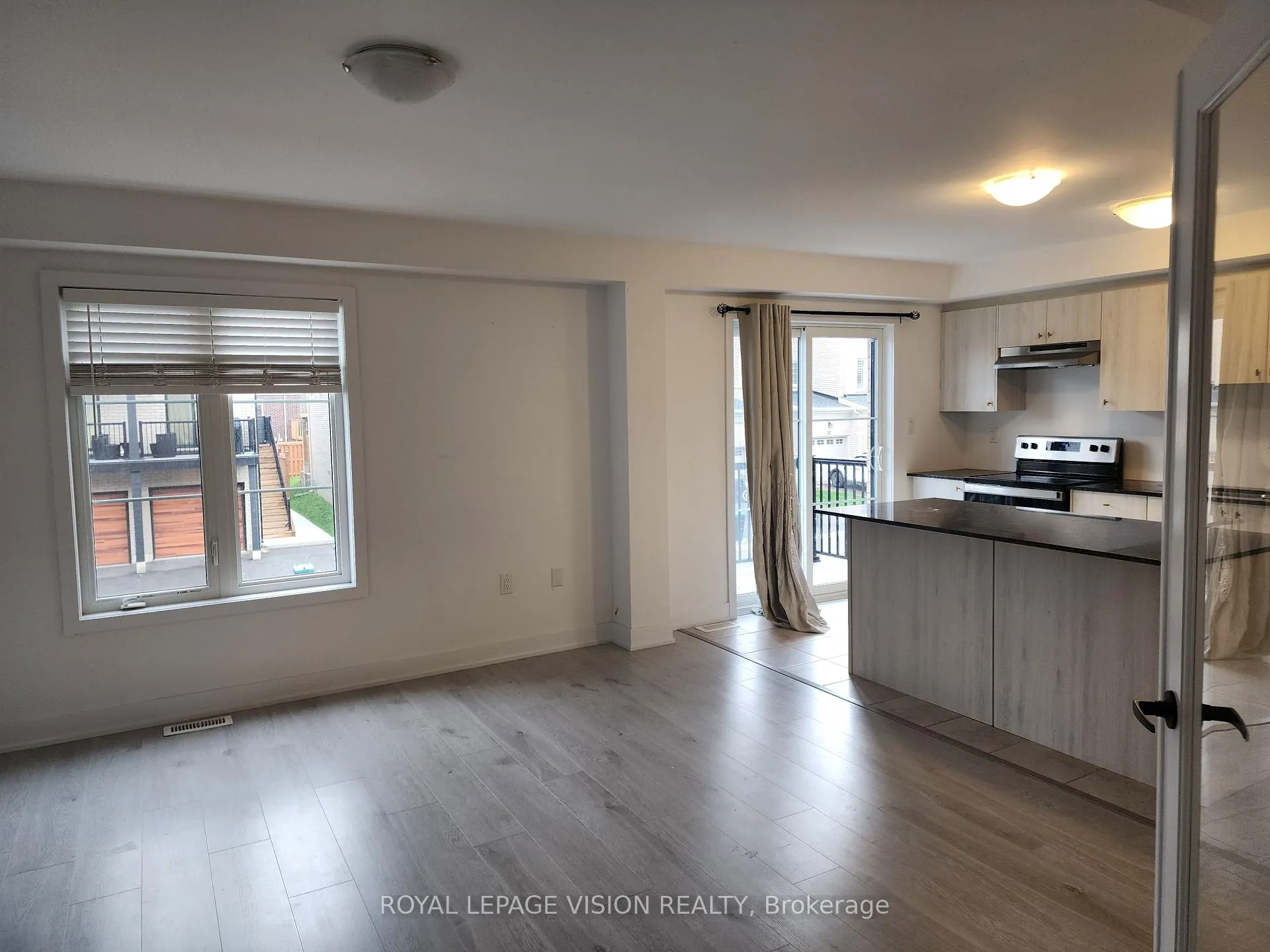 Photo 4 of 27 Wagon Lane, Barrie, Innis-Shore — HOMEH