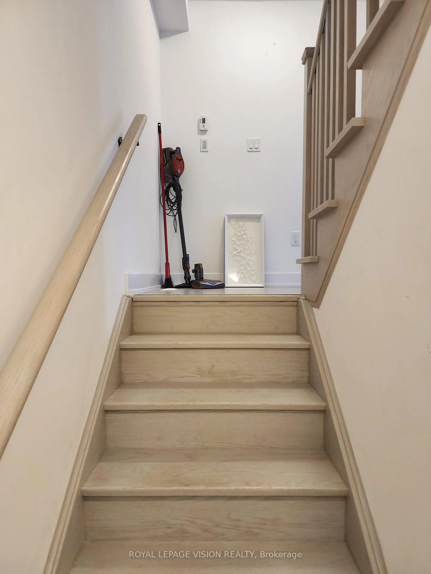 Photo 11 of 27 Wagon Lane, Barrie, Innis-Shore — HOMEH