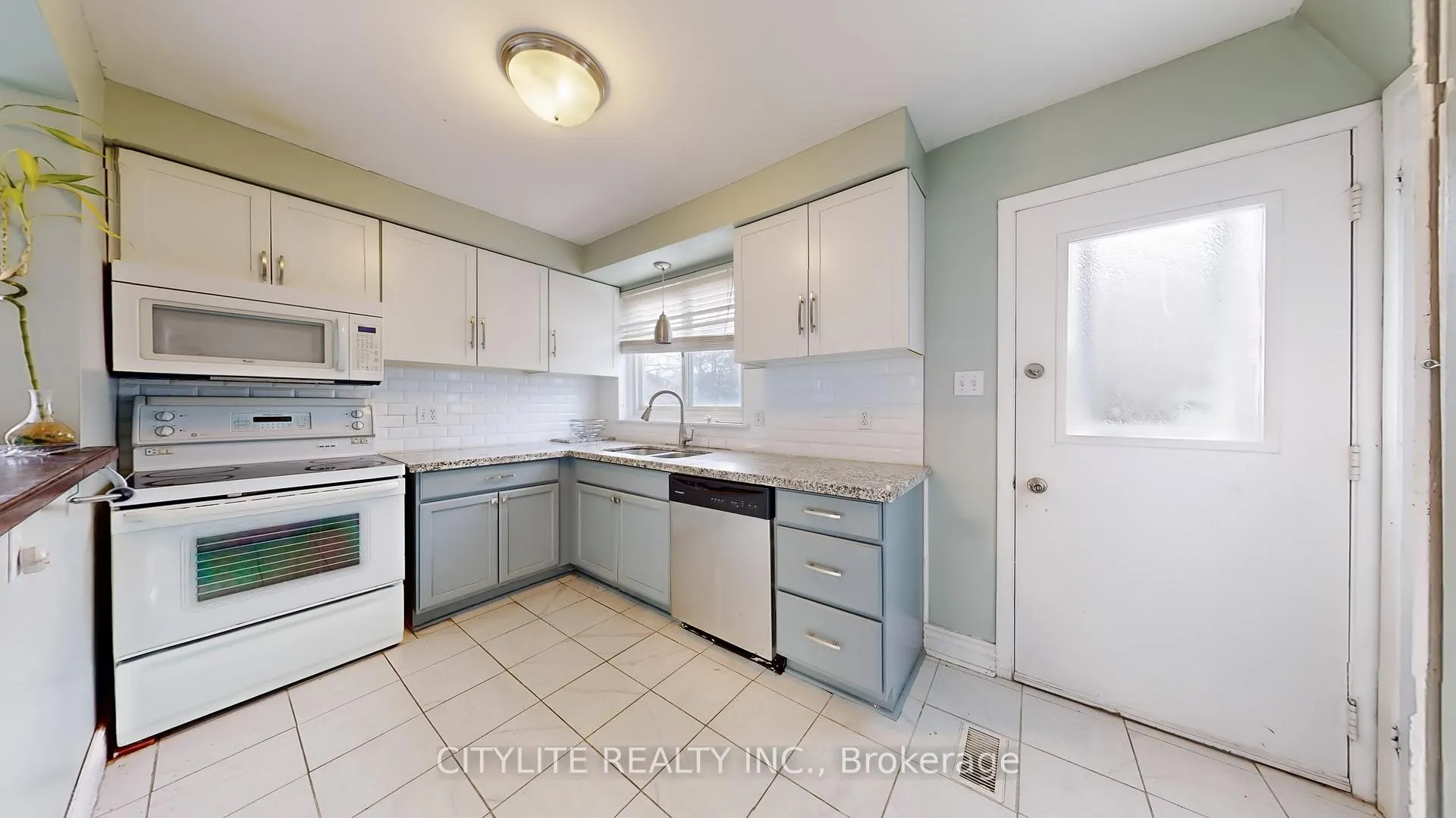 Photo 16 of 556 Lakeview Avenue, Oshawa, Lakeview — HOMEH