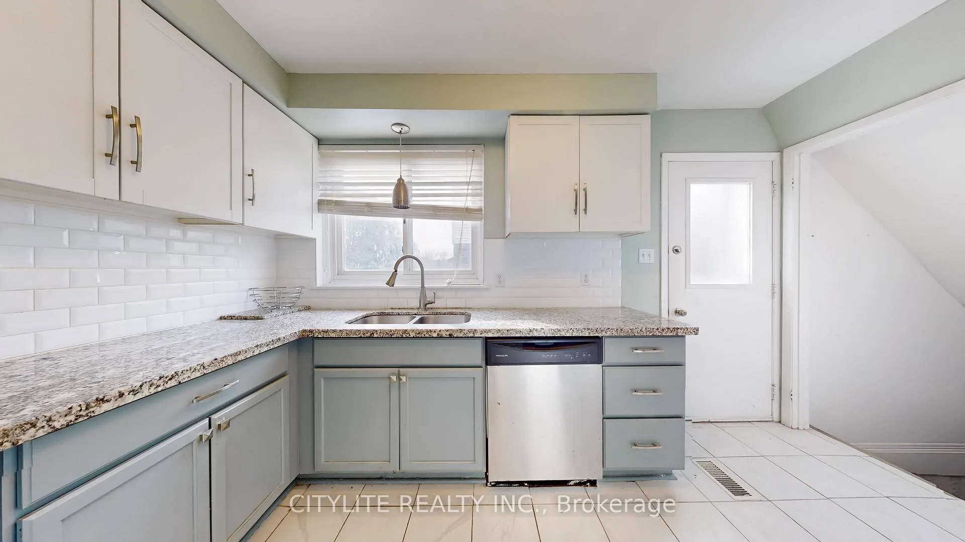 Photo 17 of 556 Lakeview Avenue, Oshawa, Lakeview — HOMEH
