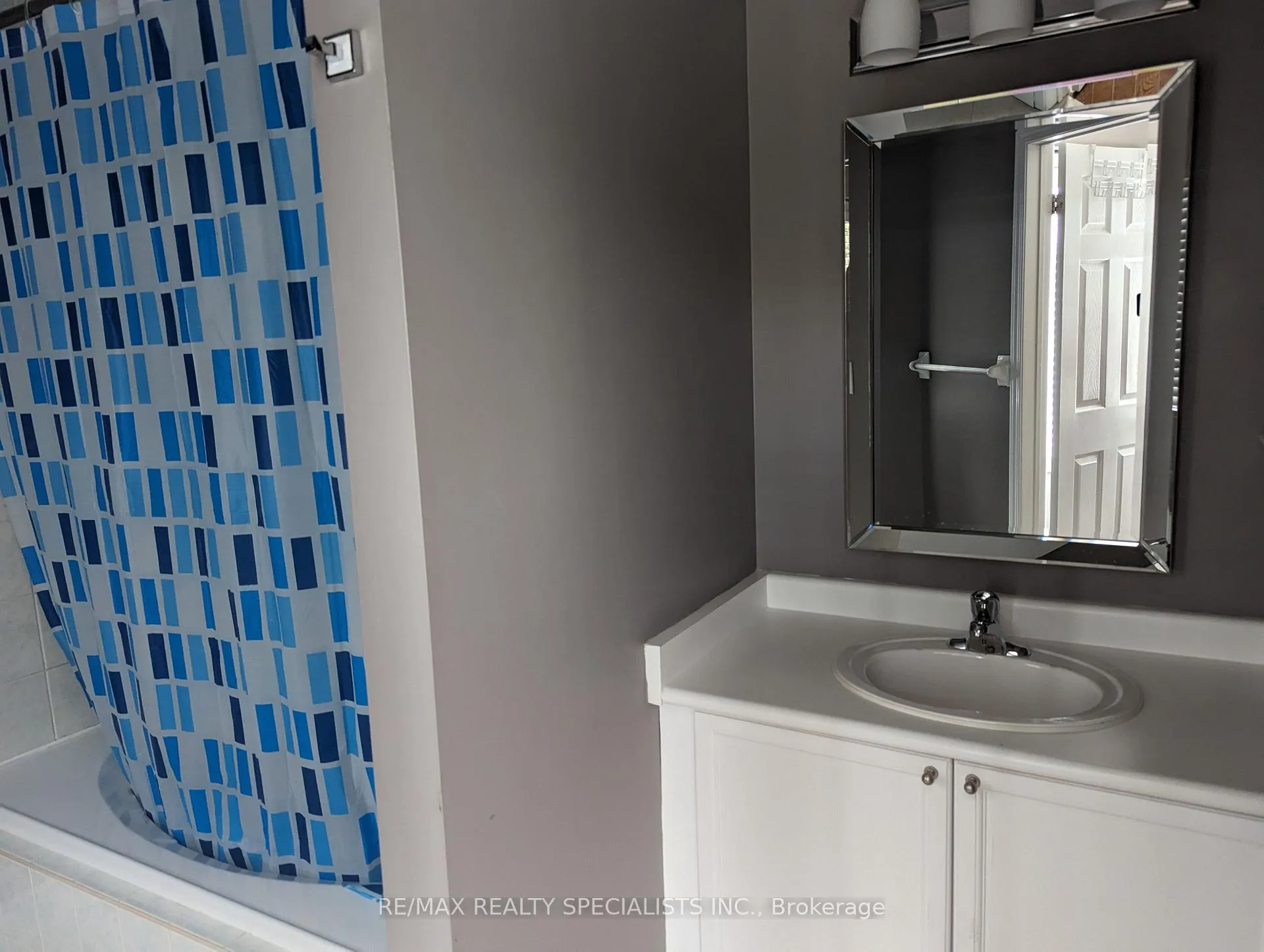 Photo 4 of 34 Flaxman Avenue, Clarington, Bowmanville — HOMEH