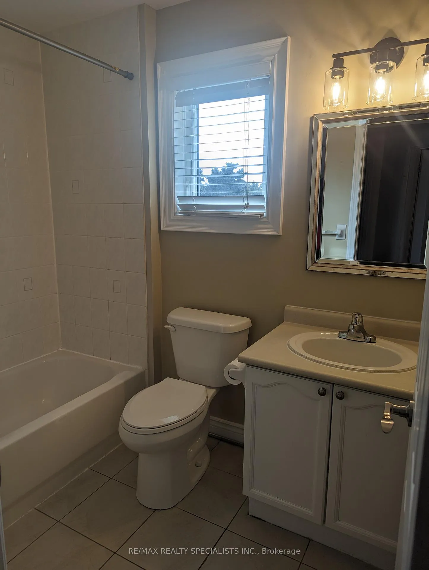 Photo 13 of 34 Flaxman Avenue, Clarington, Bowmanville — HOMEH