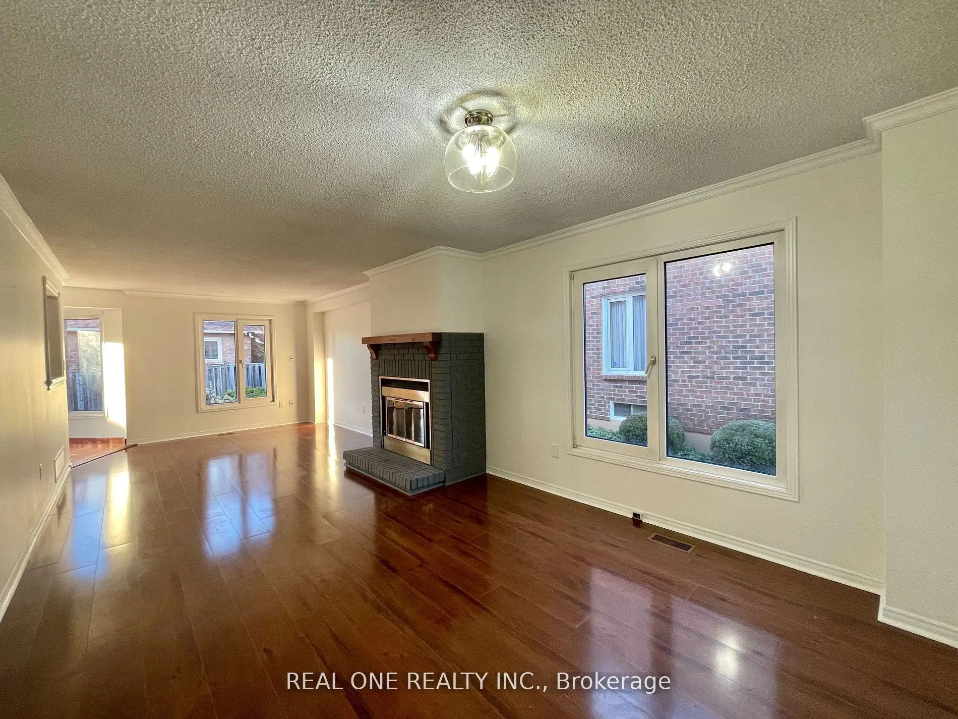 Photo 5 of 2 Heathmore Court, Markham, Unionville — HOMEH