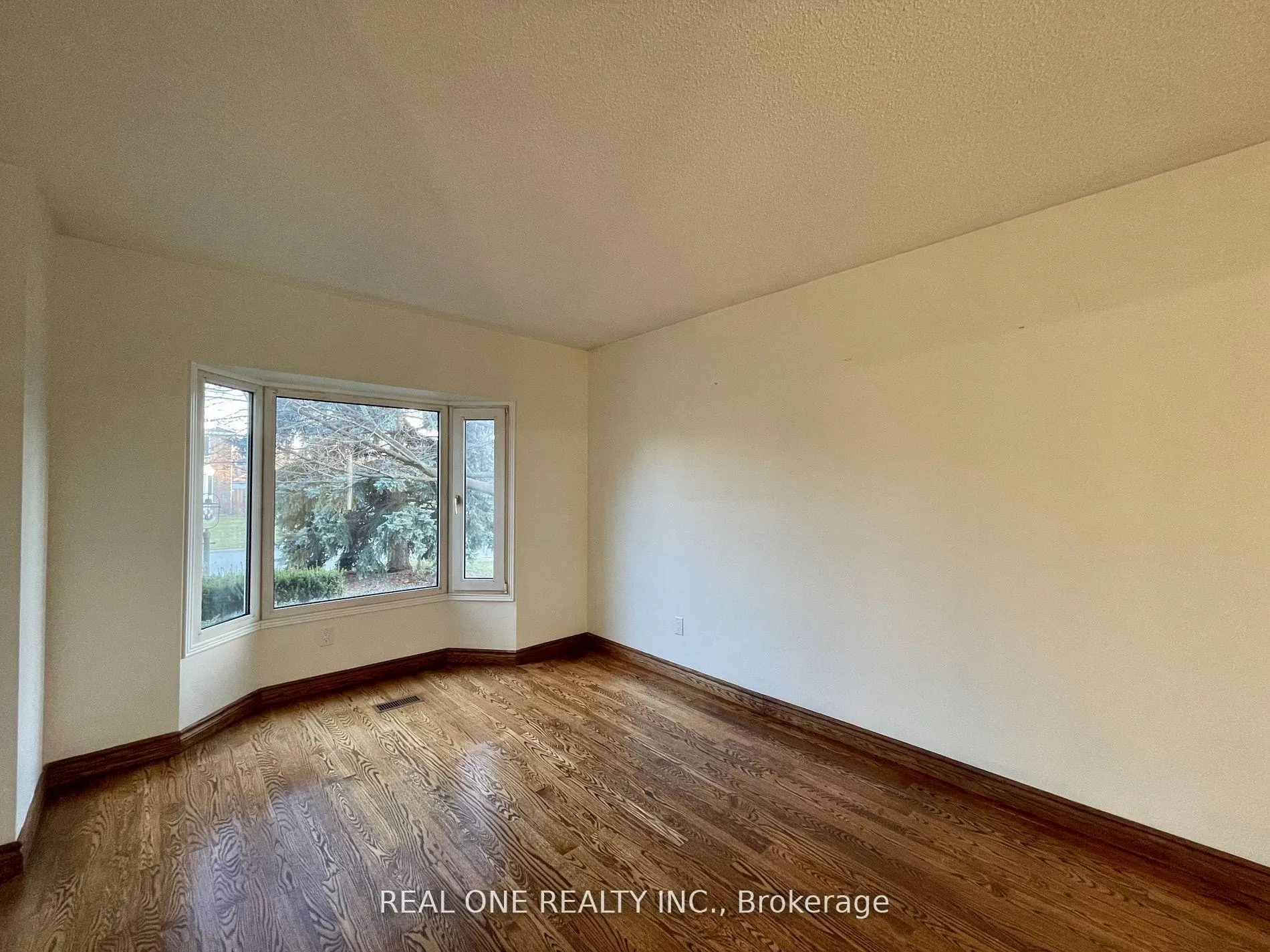 Photo 7 of 2 Heathmore Court, Markham, Unionville — HOMEH