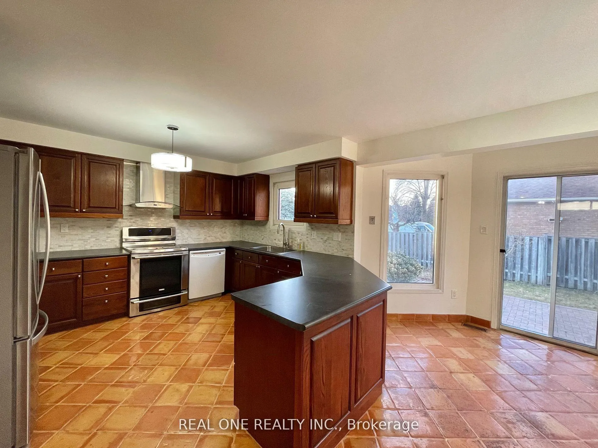 Photo 14 of 2 Heathmore Court, Markham, Unionville — HOMEH