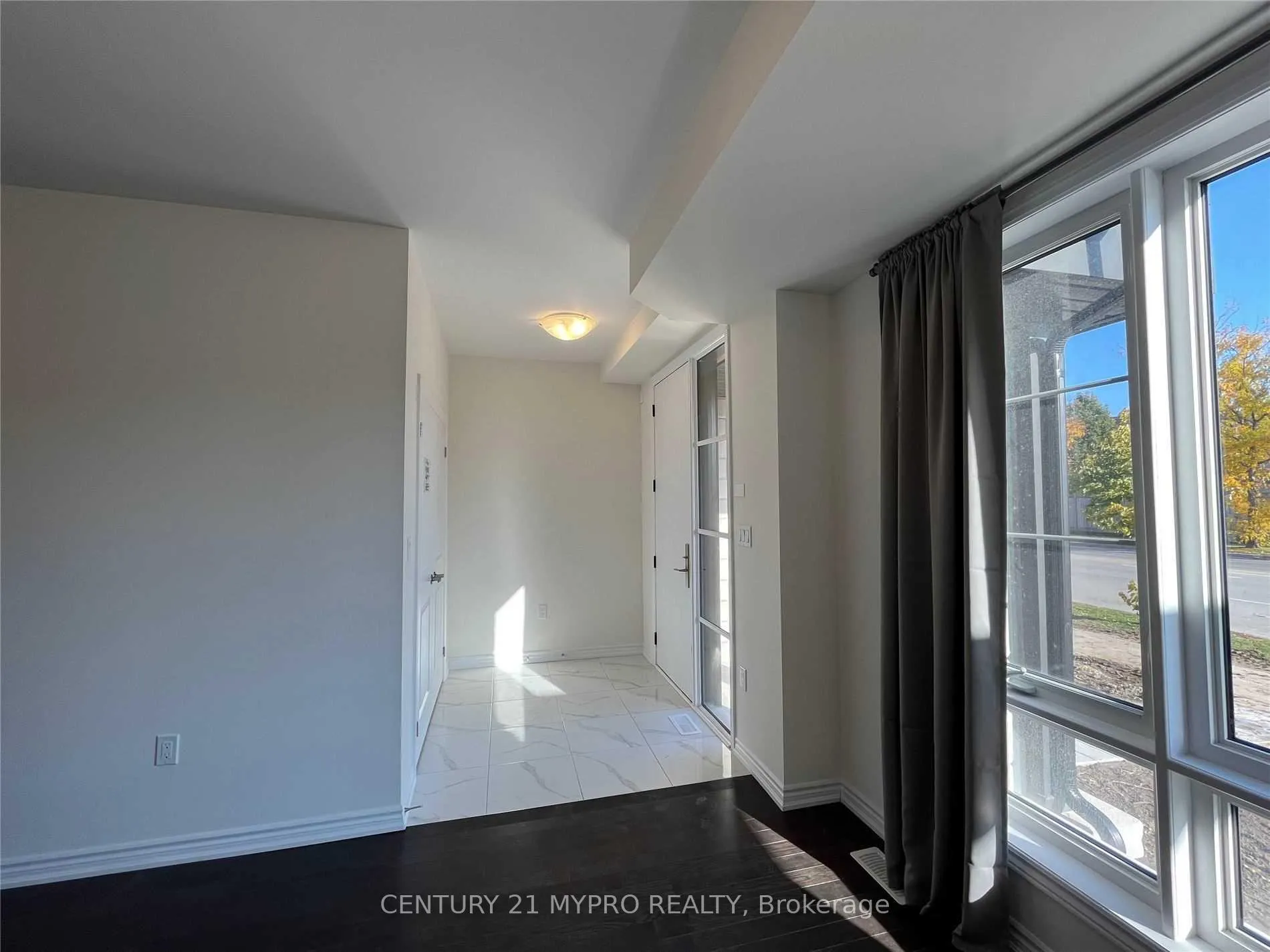 Photo 3 of 278 Carnwith Drive E, Whitby, Brooklin — HOMEH