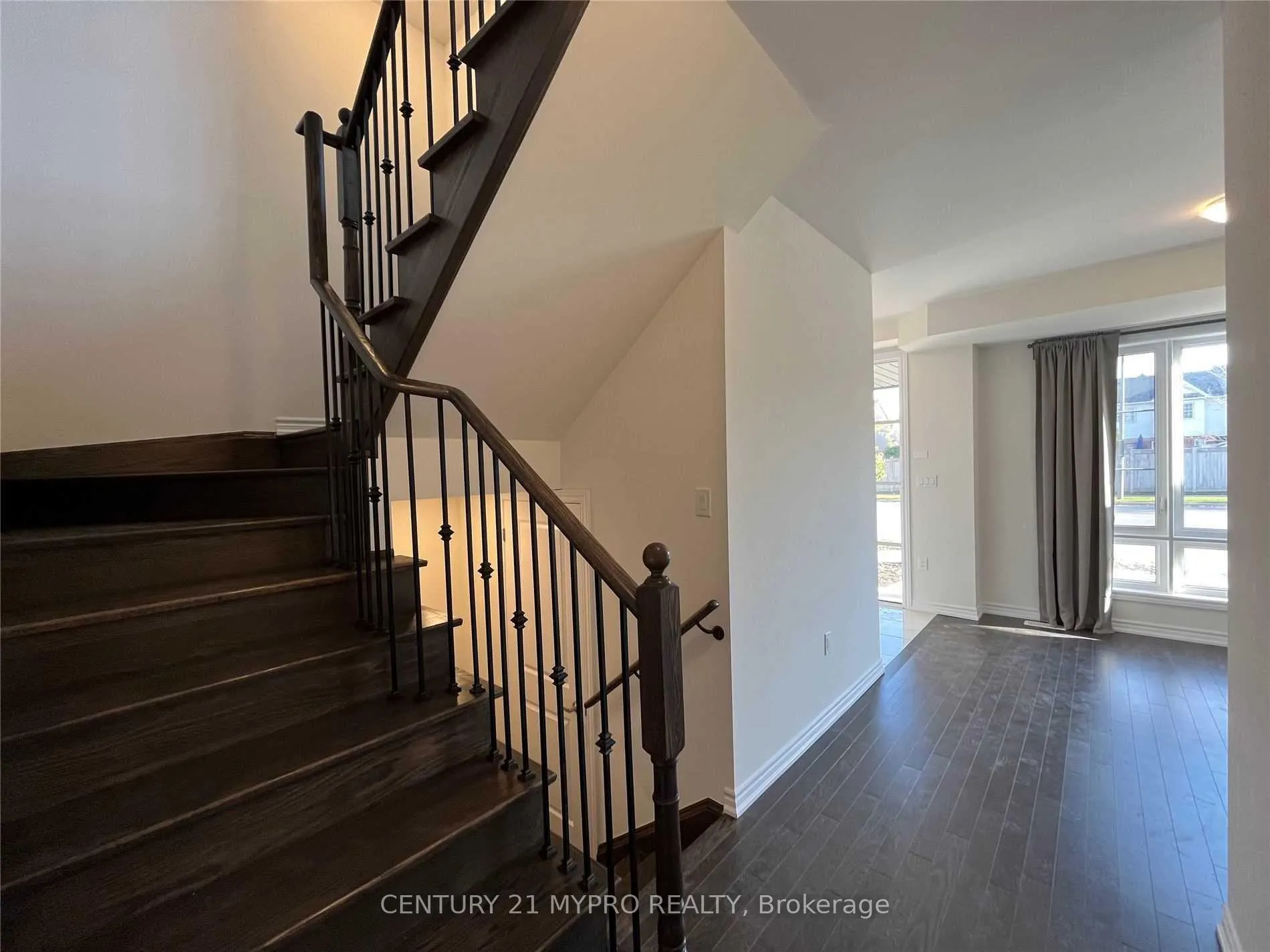 Photo 11 of 278 Carnwith Drive E, Whitby, Brooklin — HOMEH