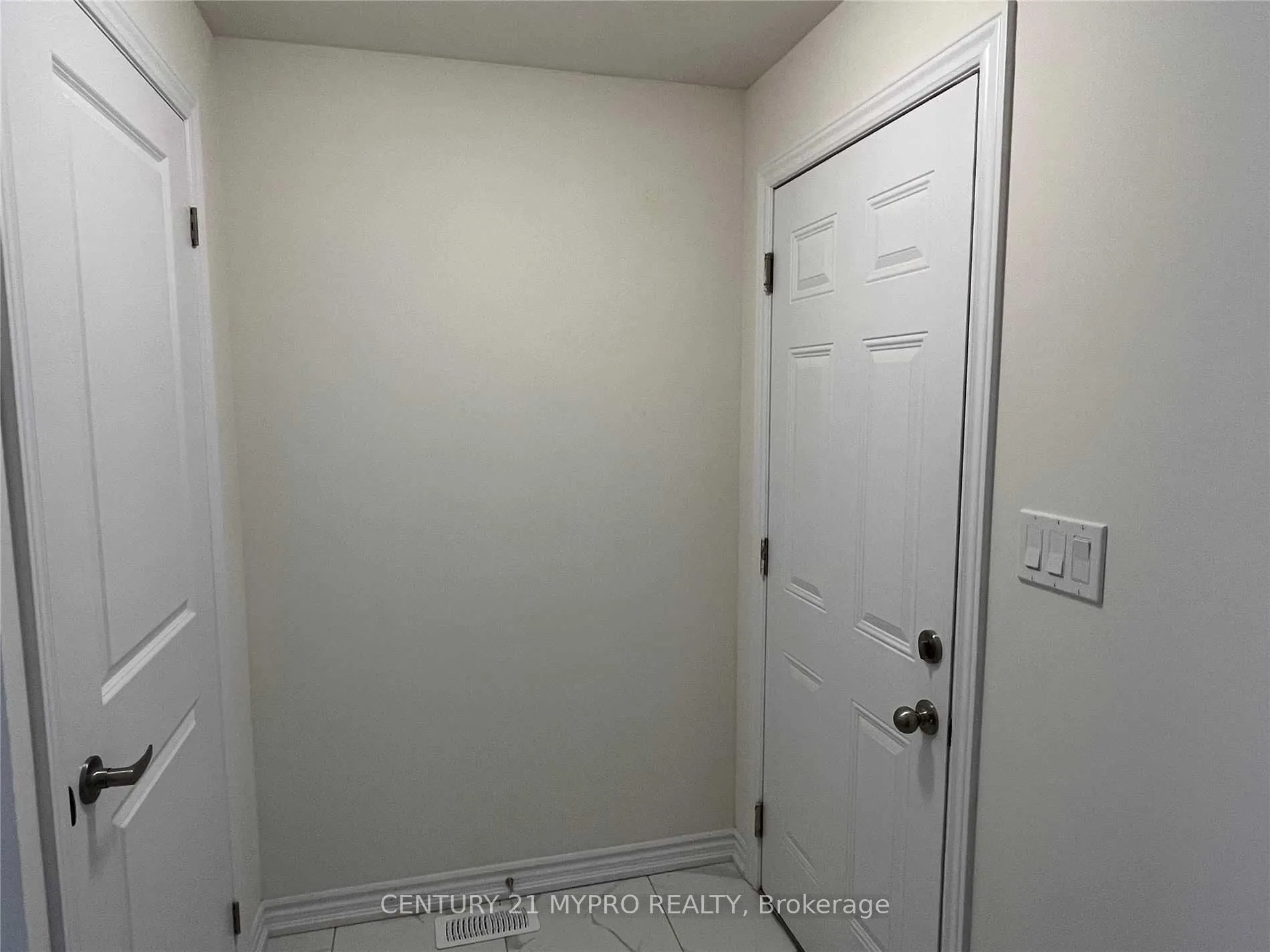 Photo 15 of 278 Carnwith Drive E, Whitby, Brooklin — HOMEH