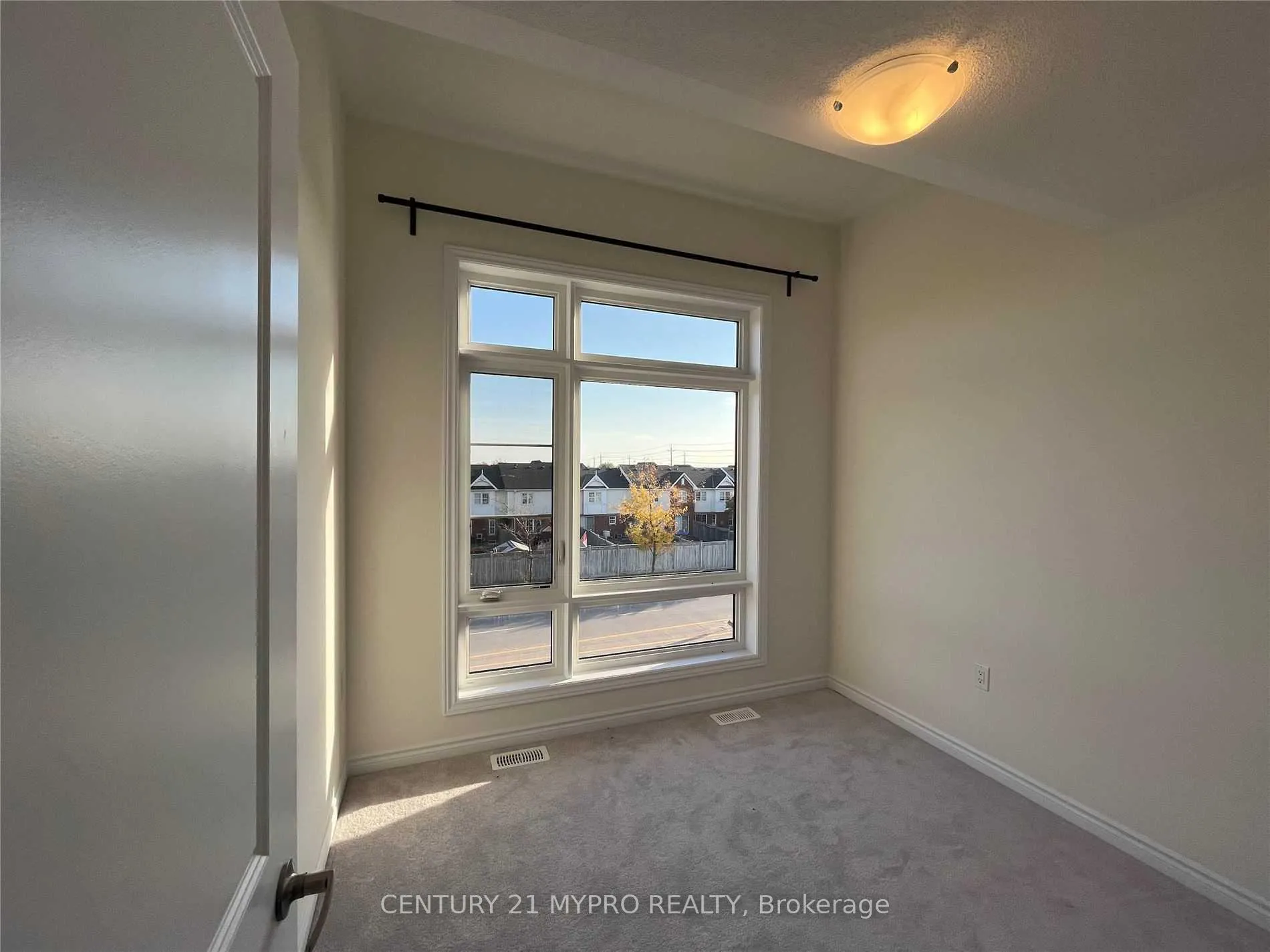 Photo 17 of 278 Carnwith Drive E, Whitby, Brooklin — HOMEH