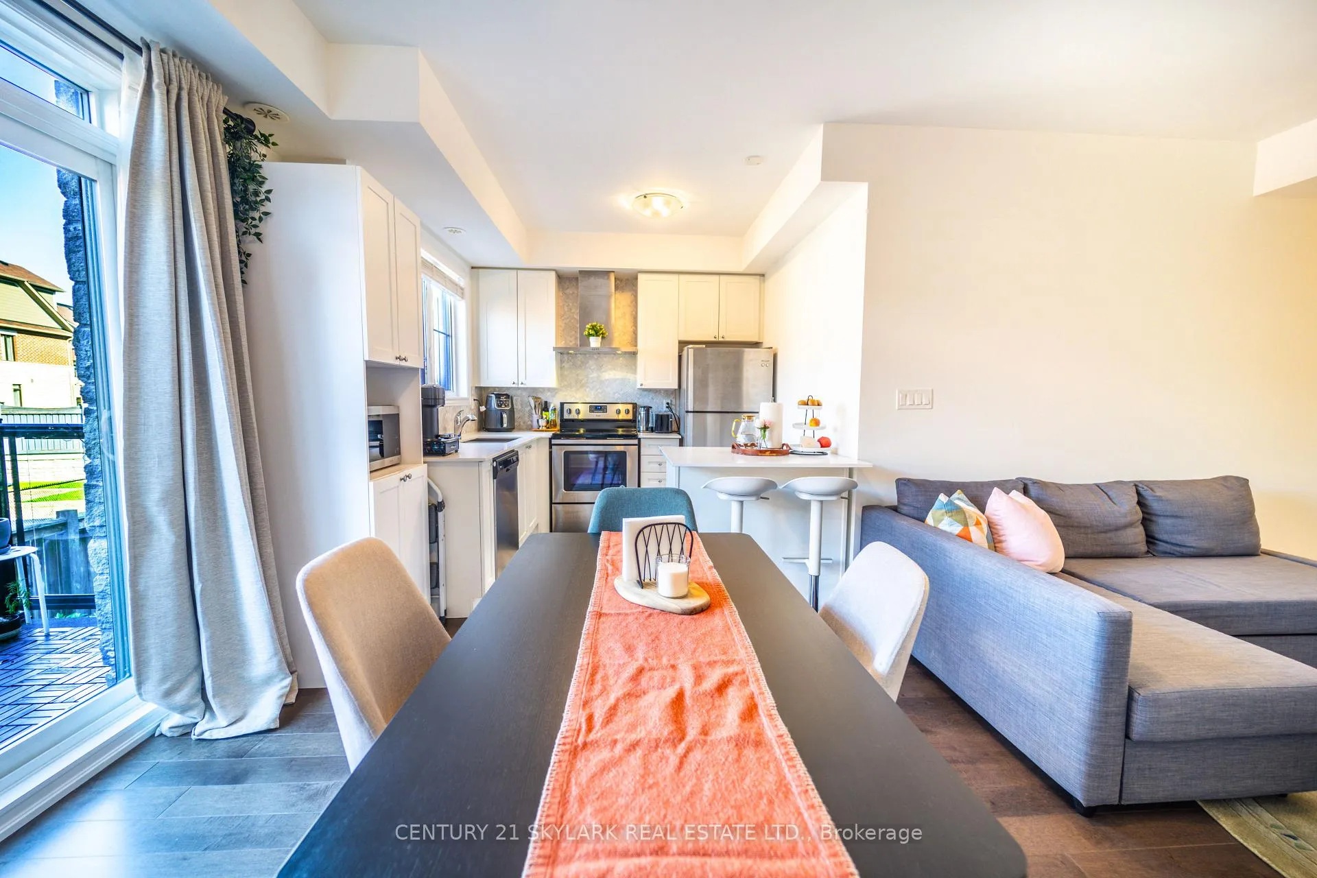Photo 4 of Unit 6, 196 Pine Grove Road, Vaughan, Islington Woods — HOMEH