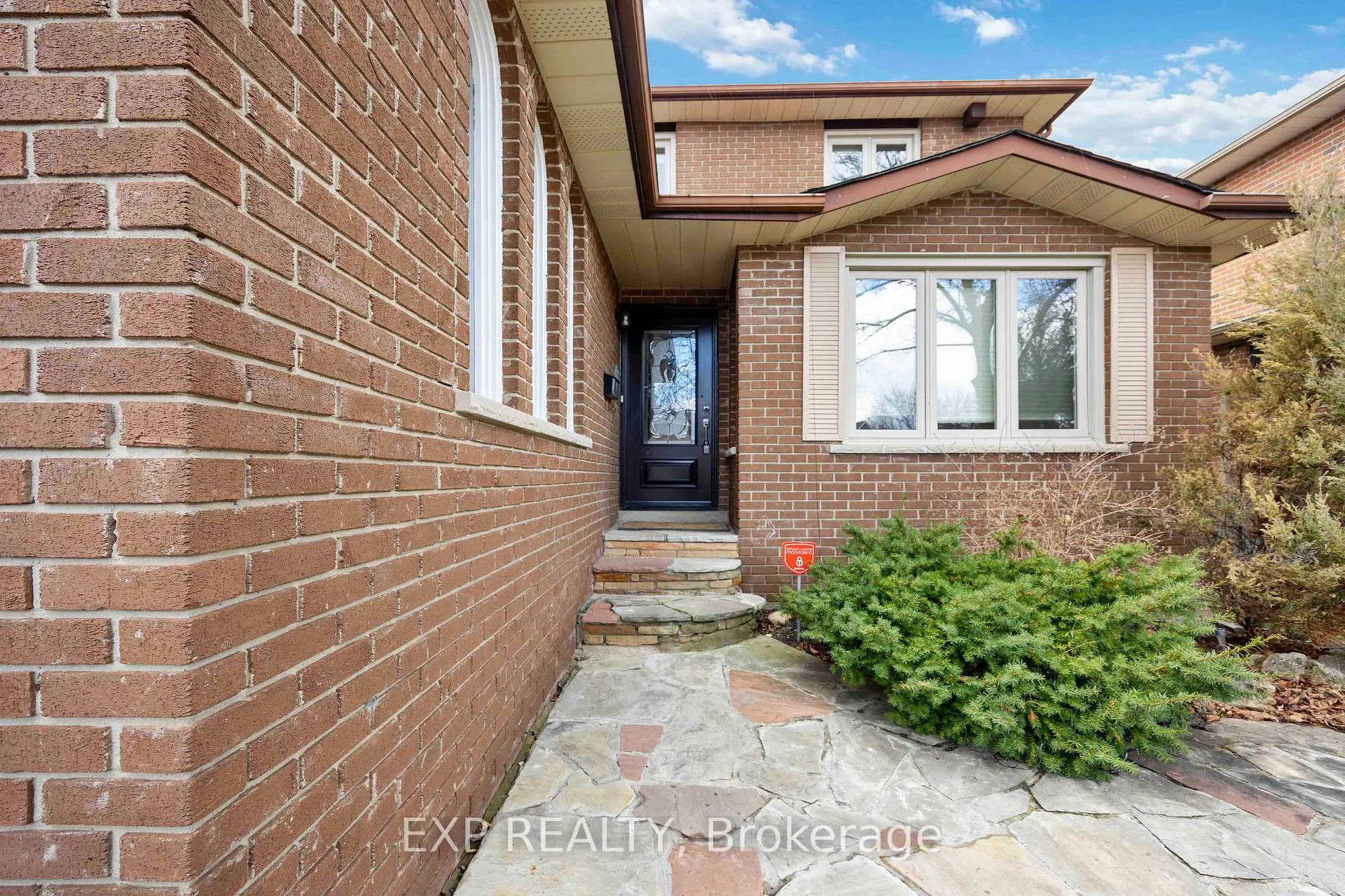 Photo 2 of 70 Gretman Crescent, Markham, Aileen-Willowbrook — HOMEH