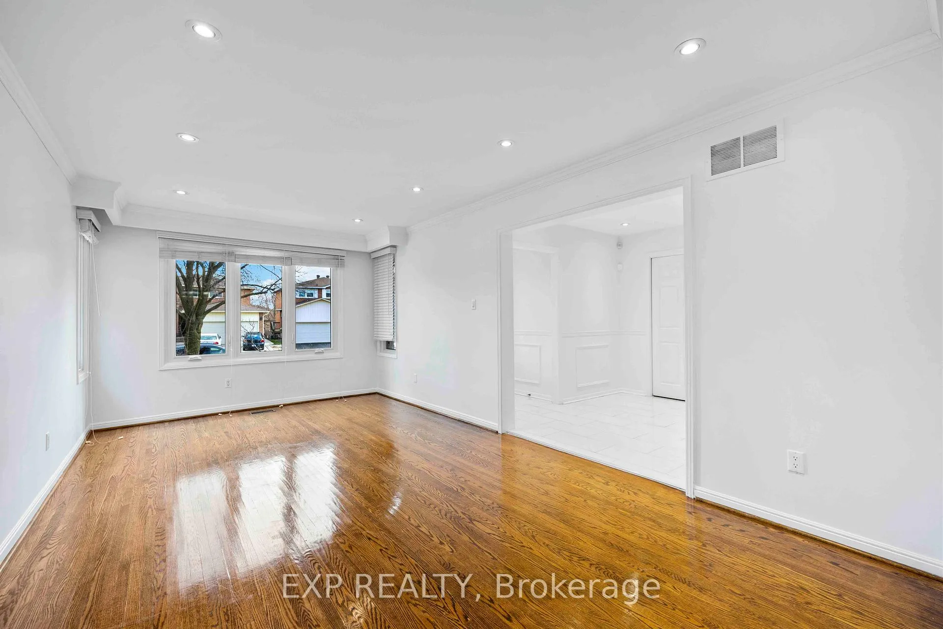 Photo 7 of 70 Gretman Crescent, Markham, Aileen-Willowbrook — HOMEH