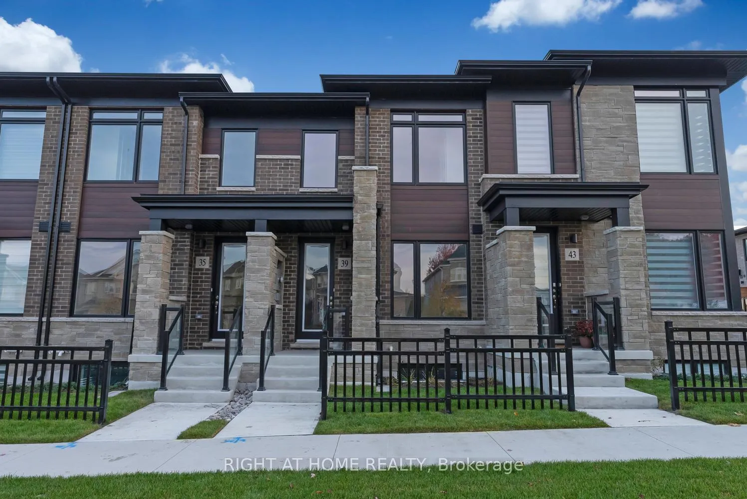 Photo 1 of 39 Assunta Lane, Clarington, Bowmanville — HOMEH