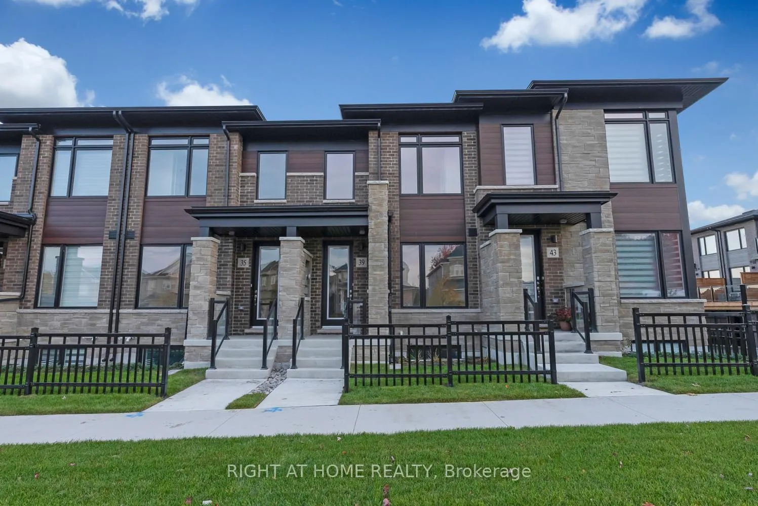 Photo 2 of 39 Assunta Lane, Clarington, Bowmanville — HOMEH