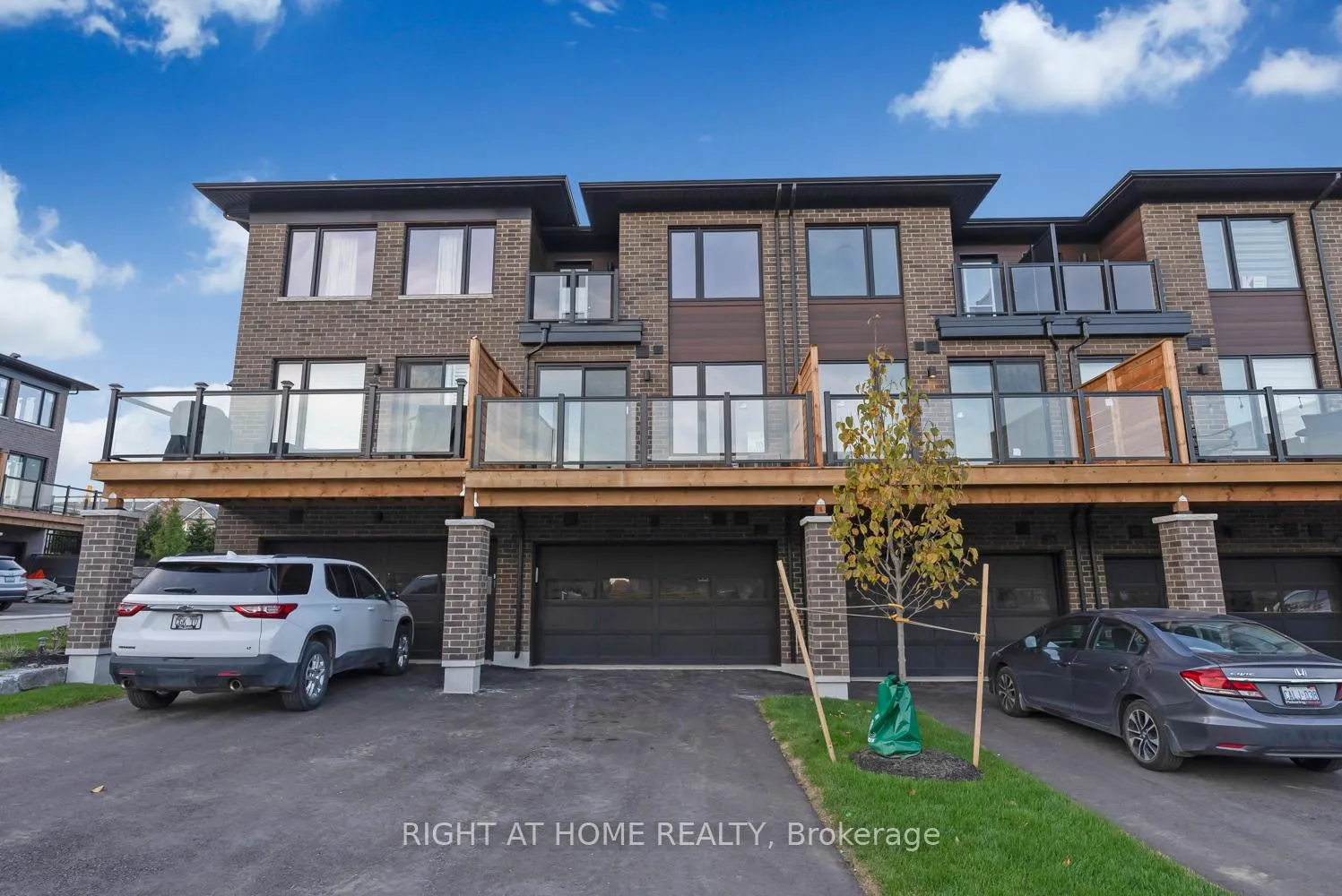 Photo 3 of 39 Assunta Lane, Clarington, Bowmanville — HOMEH