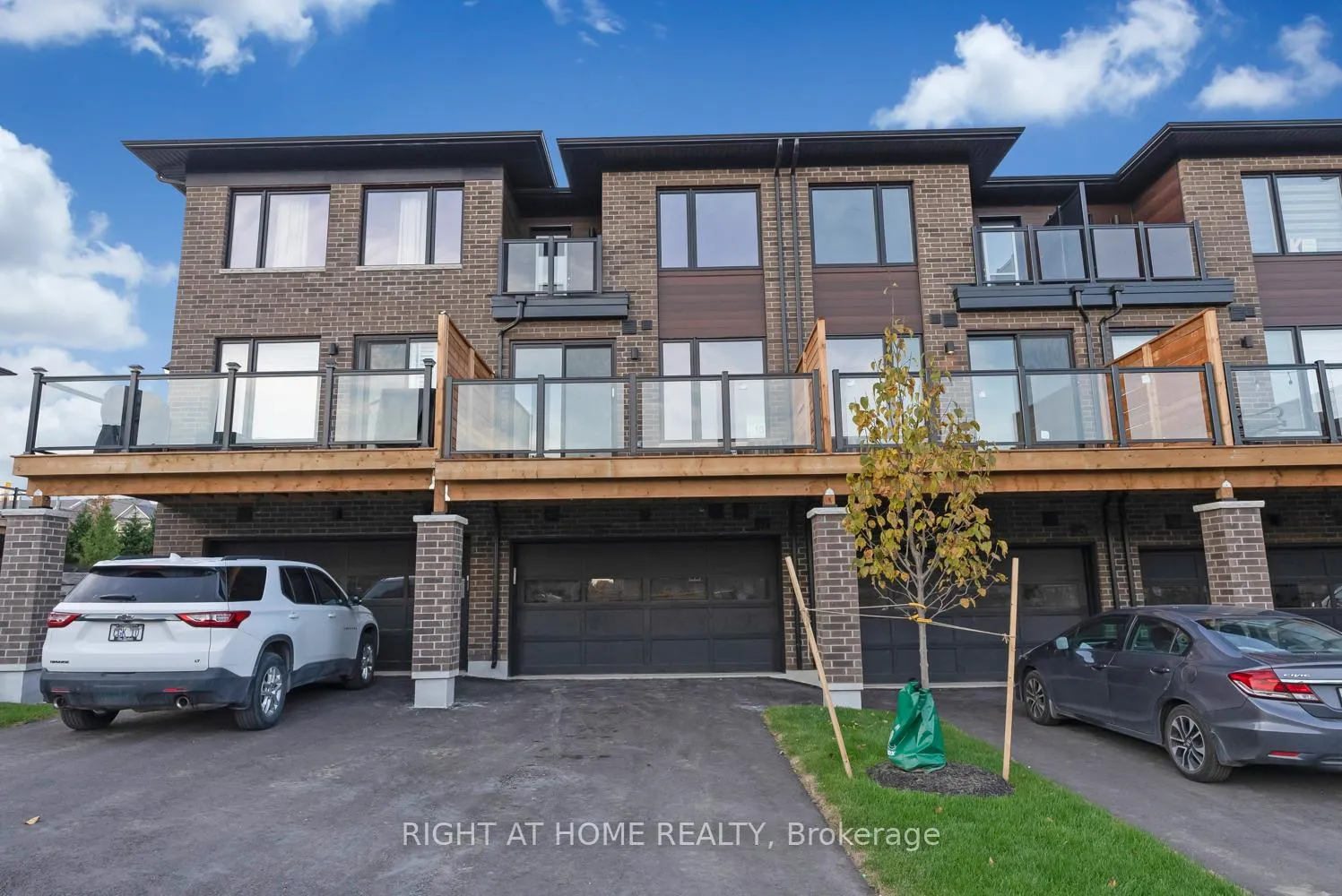 Photo 4 of 39 Assunta Lane, Clarington, Bowmanville — HOMEH