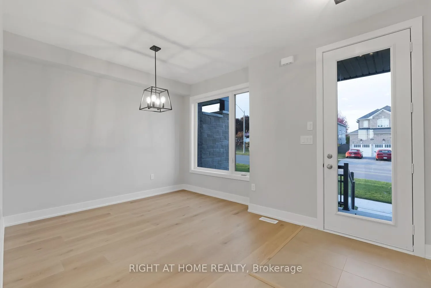 Photo 5 of 39 Assunta Lane, Clarington, Bowmanville — HOMEH