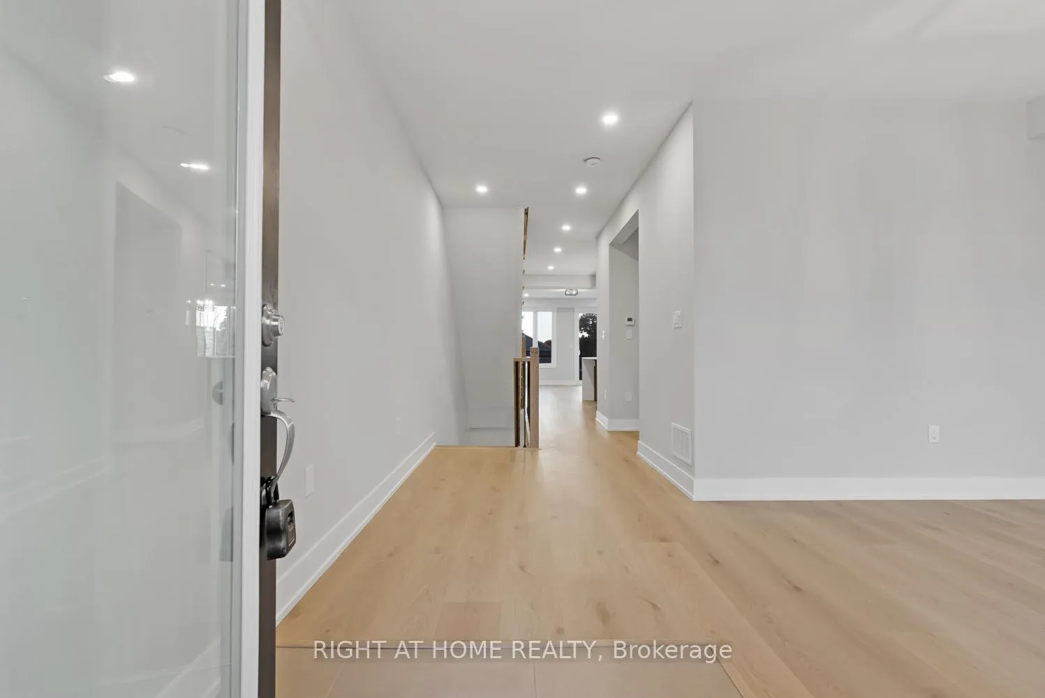 Photo 8 of 39 Assunta Lane, Clarington, Bowmanville — HOMEH