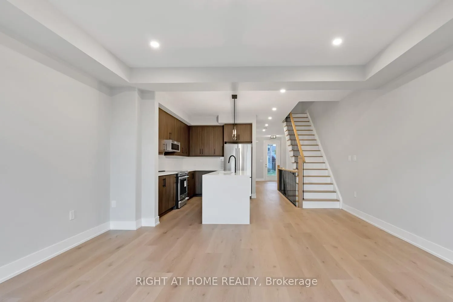 Photo 9 of 39 Assunta Lane, Clarington, Bowmanville — HOMEH