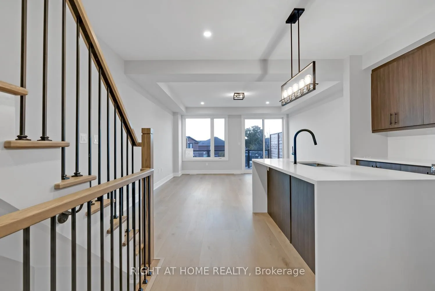 Photo 10 of 39 Assunta Lane, Clarington, Bowmanville — HOMEH