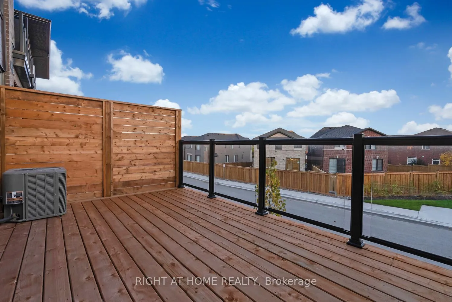 Photo 12 of 39 Assunta Lane, Clarington, Bowmanville — HOMEH