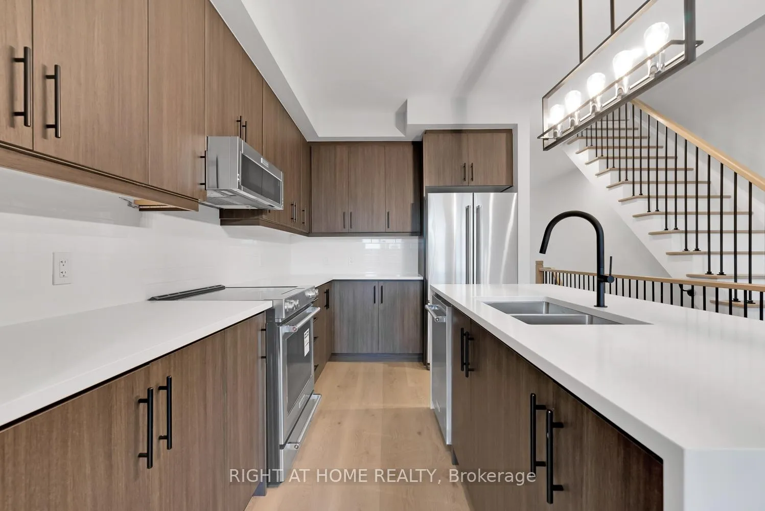 Photo 15 of 39 Assunta Lane, Clarington, Bowmanville — HOMEH