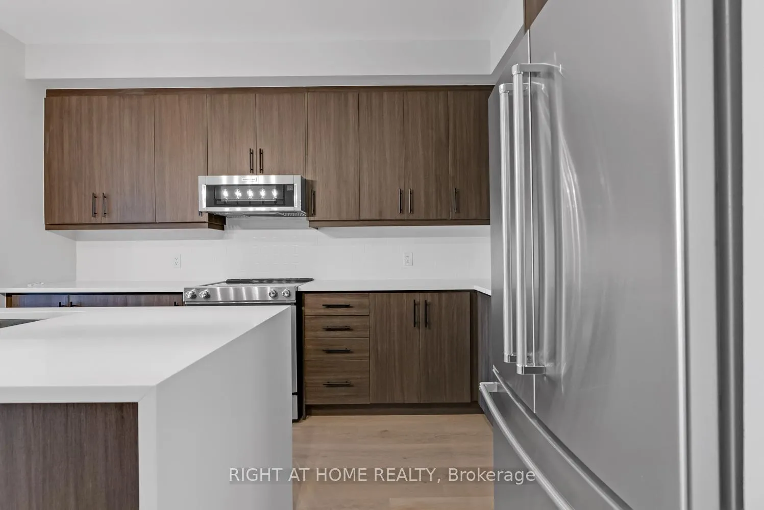 Photo 17 of 39 Assunta Lane, Clarington, Bowmanville — HOMEH