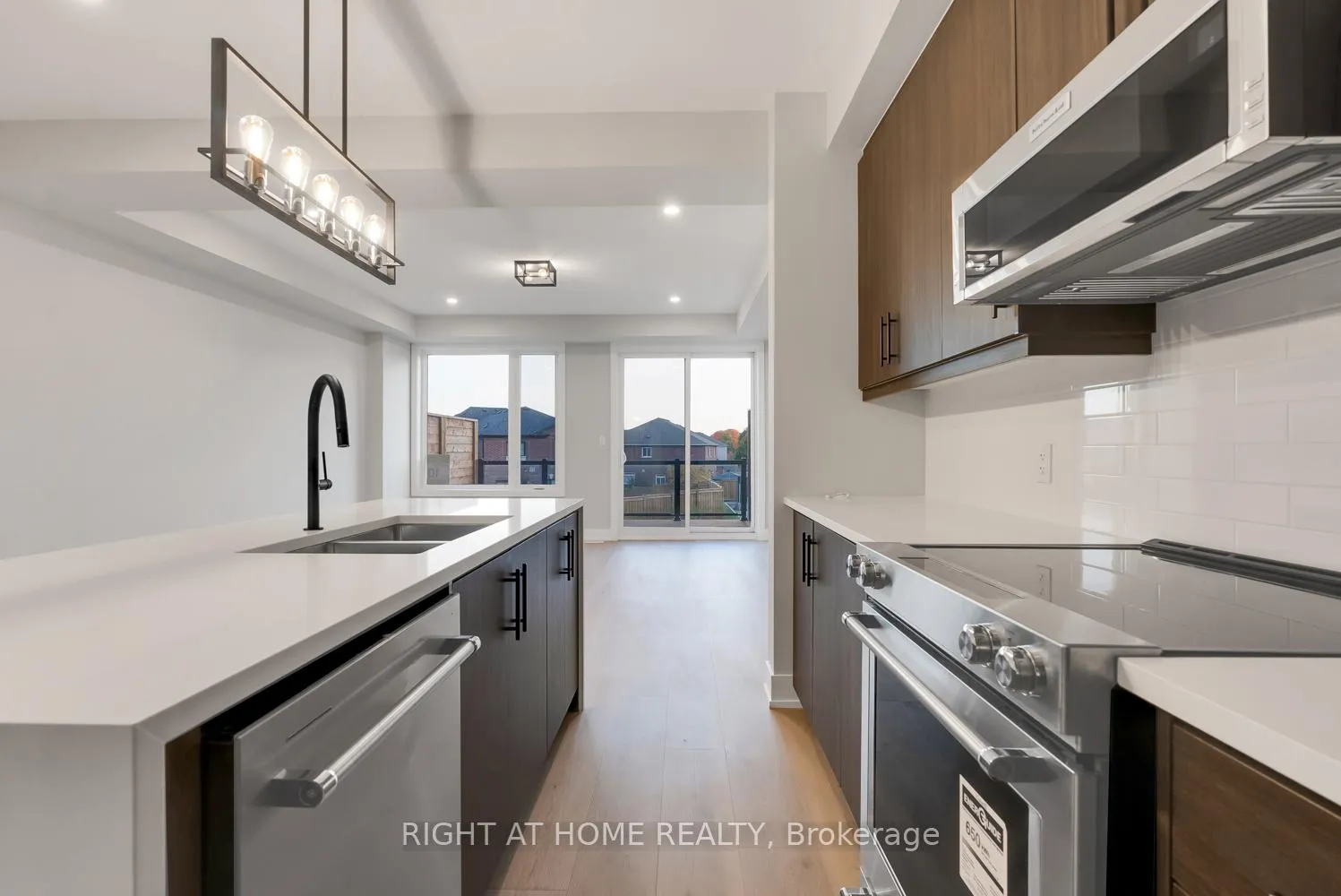 Photo 18 of 39 Assunta Lane, Clarington, Bowmanville — HOMEH