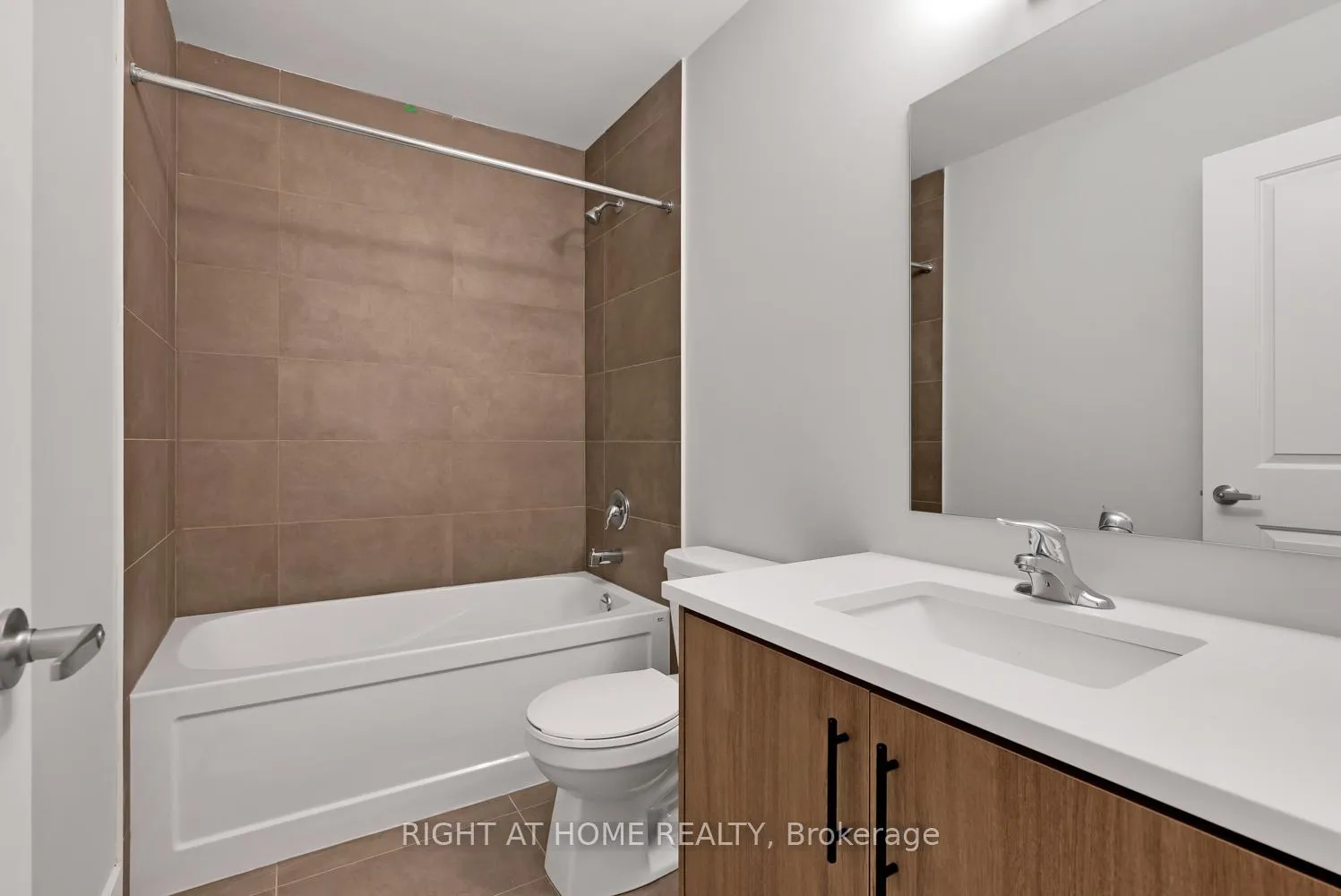 Photo 31 of 39 Assunta Lane, Clarington, Bowmanville — HOMEH