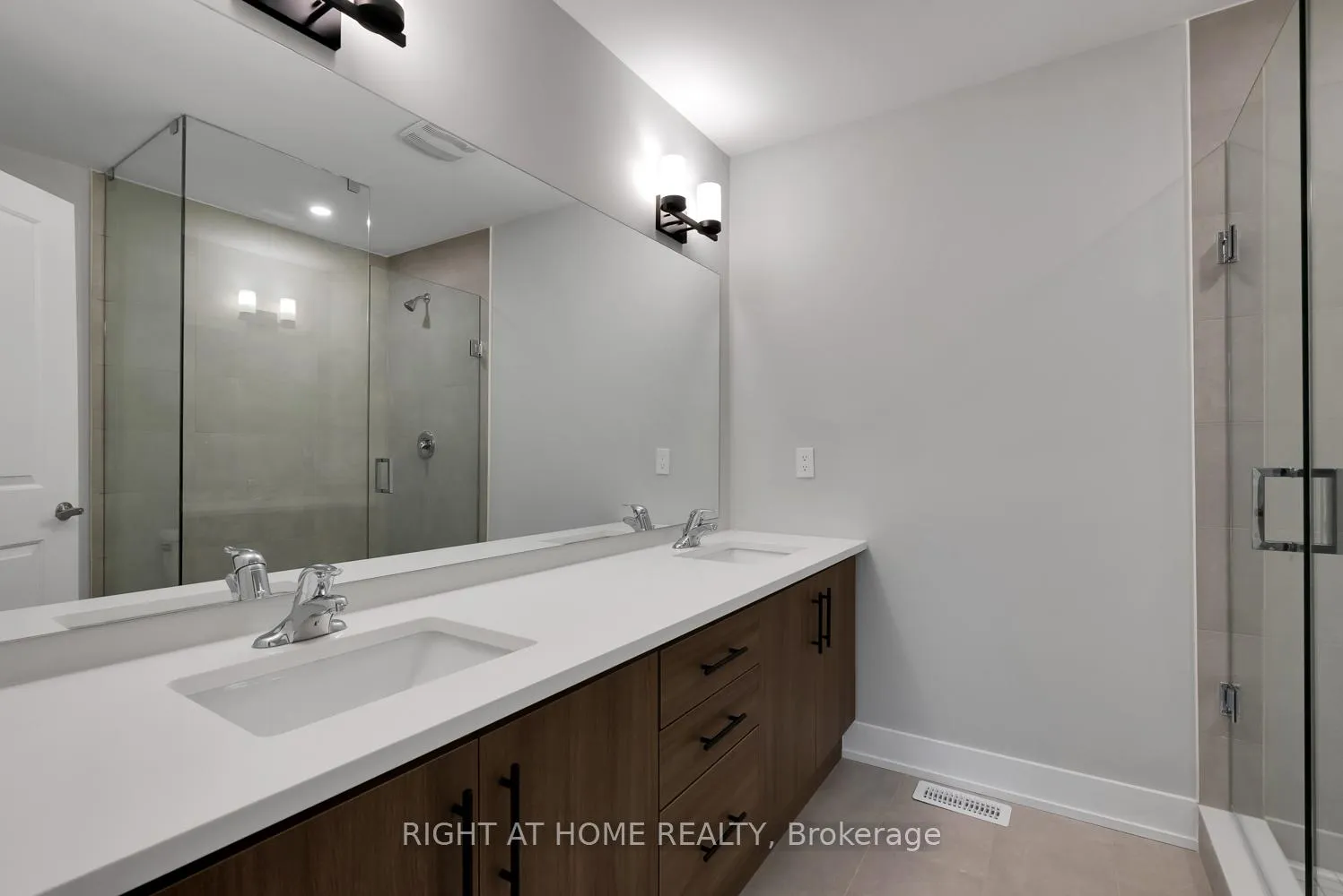 Photo 32 of 39 Assunta Lane, Clarington, Bowmanville — HOMEH
