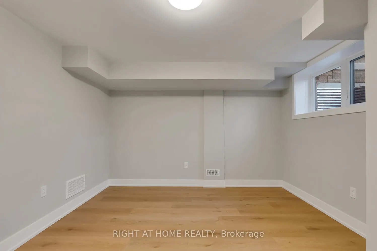 Photo 33 of 39 Assunta Lane, Clarington, Bowmanville — HOMEH