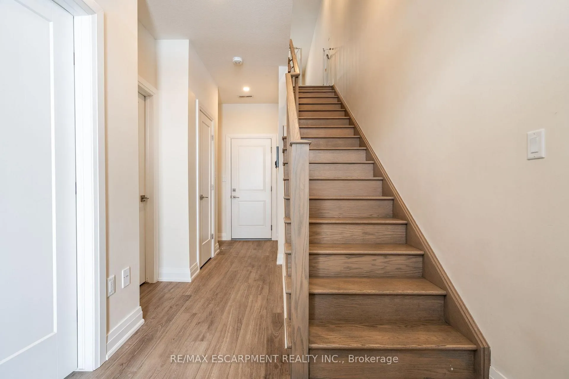 Photo 3 of 3291 Homestead Drive, Hamilton, Mount Hope — HOMEH