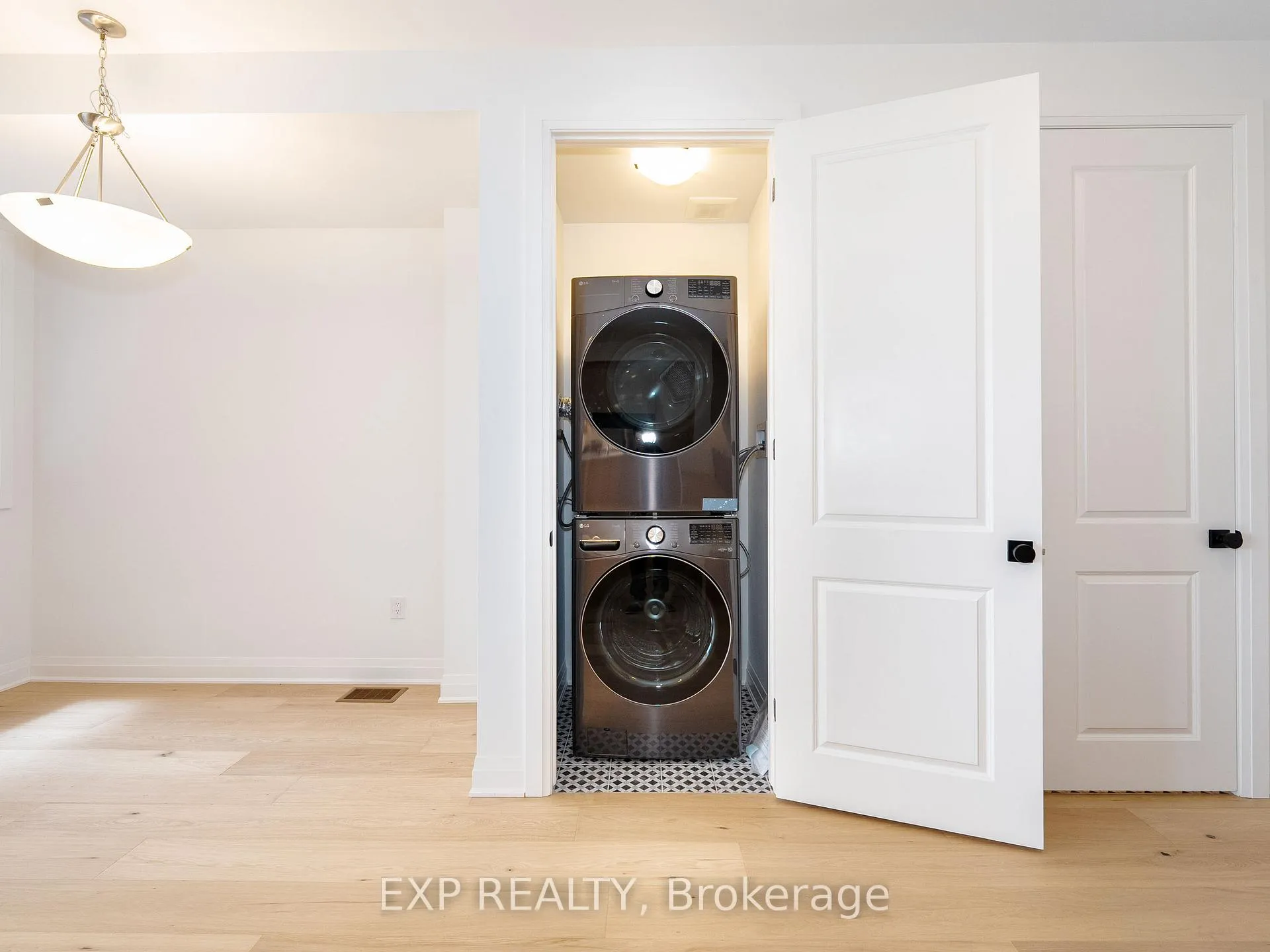 Photo 16 of 46 Azure Drive, Markham, Rural Markham — HOMEH