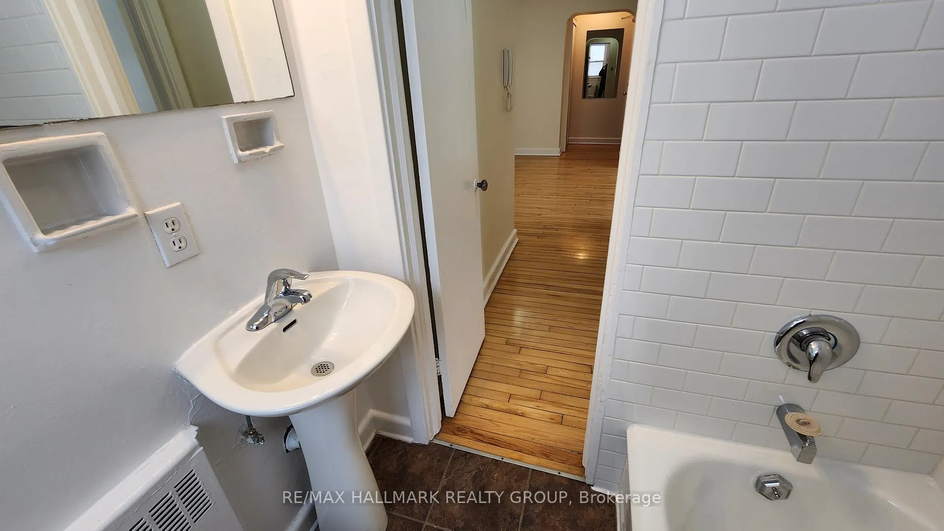 Photo 29 of Unit 2, 33 Commanda Way, Ottawa, Lindenlea — HOMEH