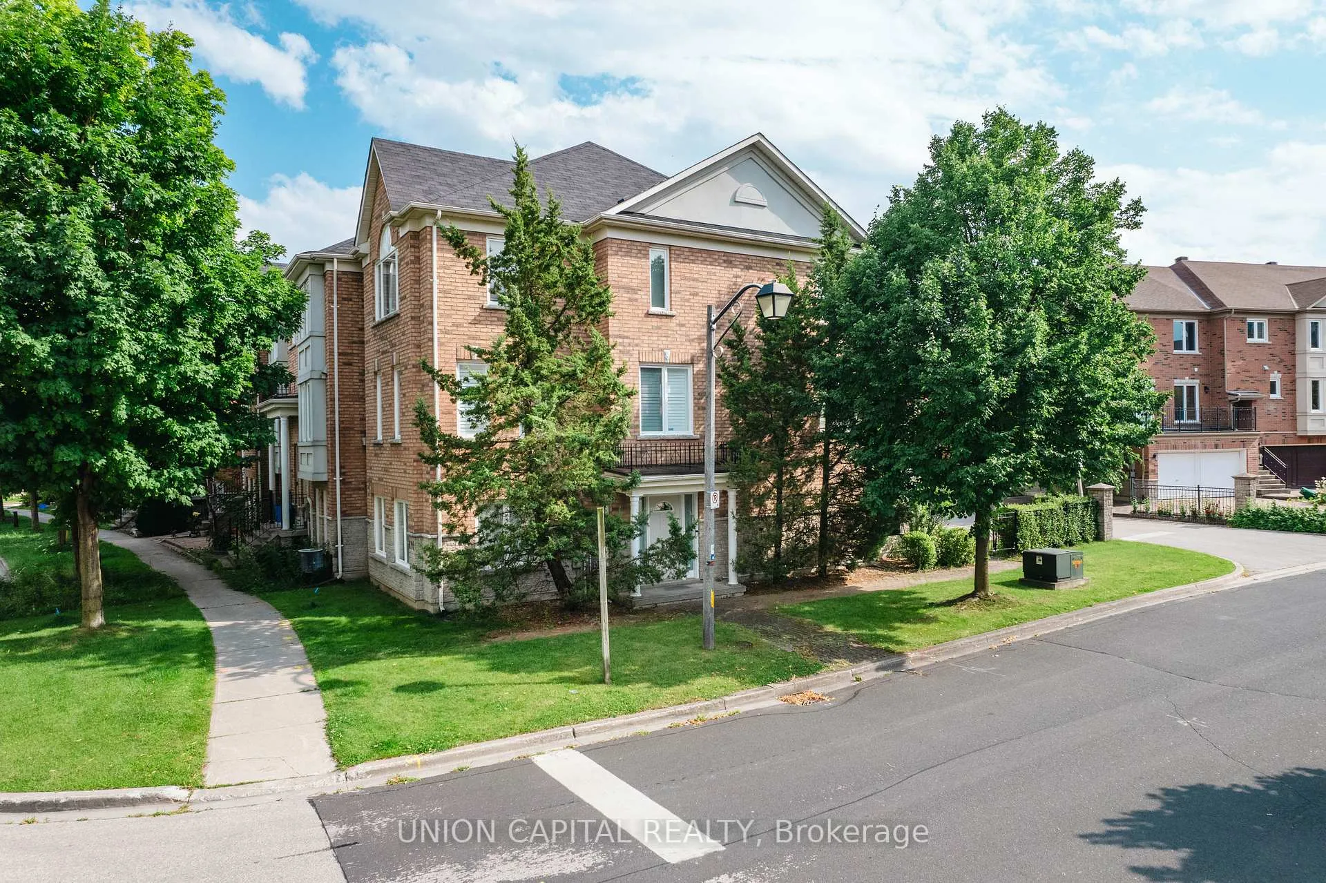 Photo 2 of 110 Pond Drive, Markham, Commerce Valley — HOMEH