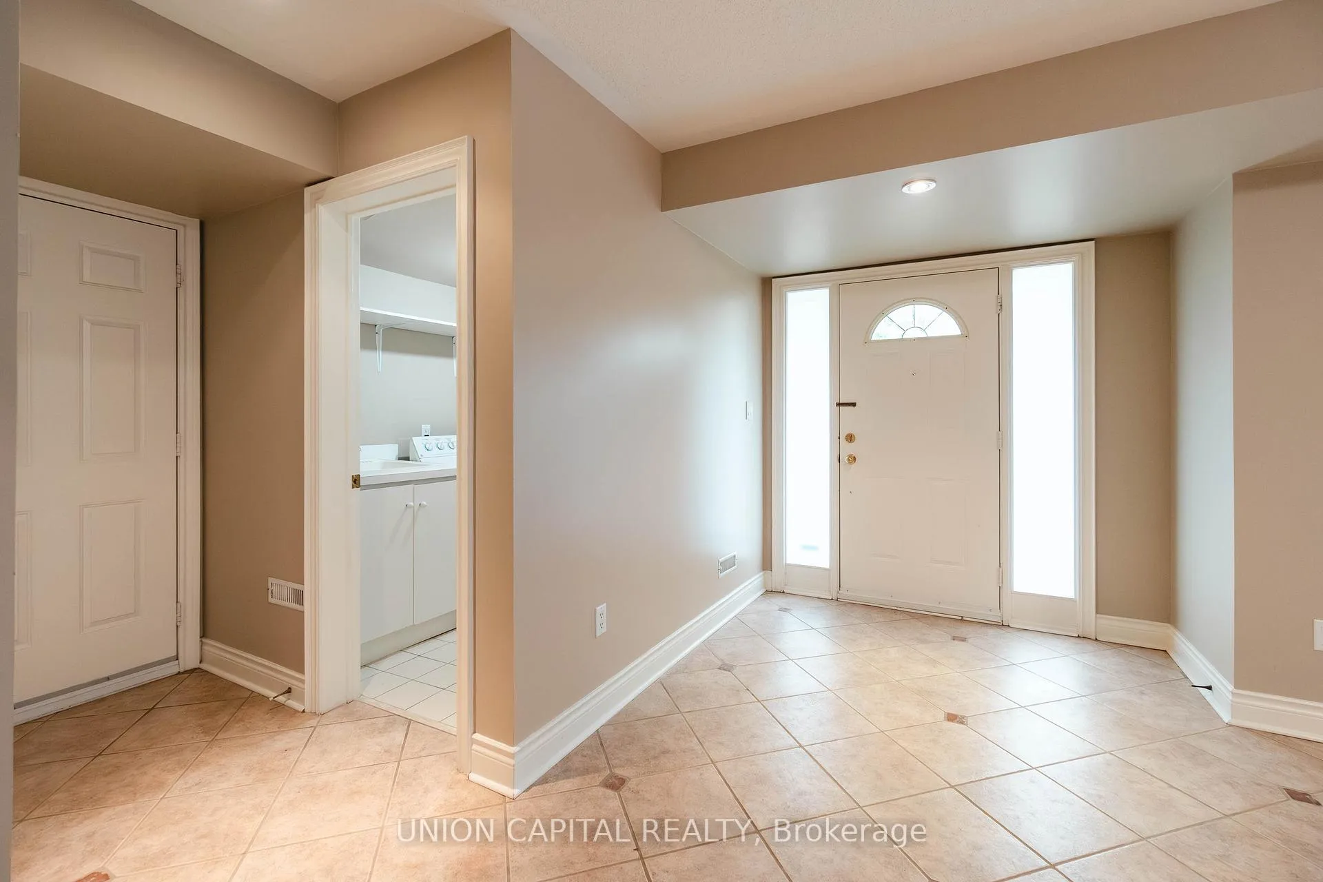 Photo 4 of 110 Pond Drive, Markham, Commerce Valley — HOMEH