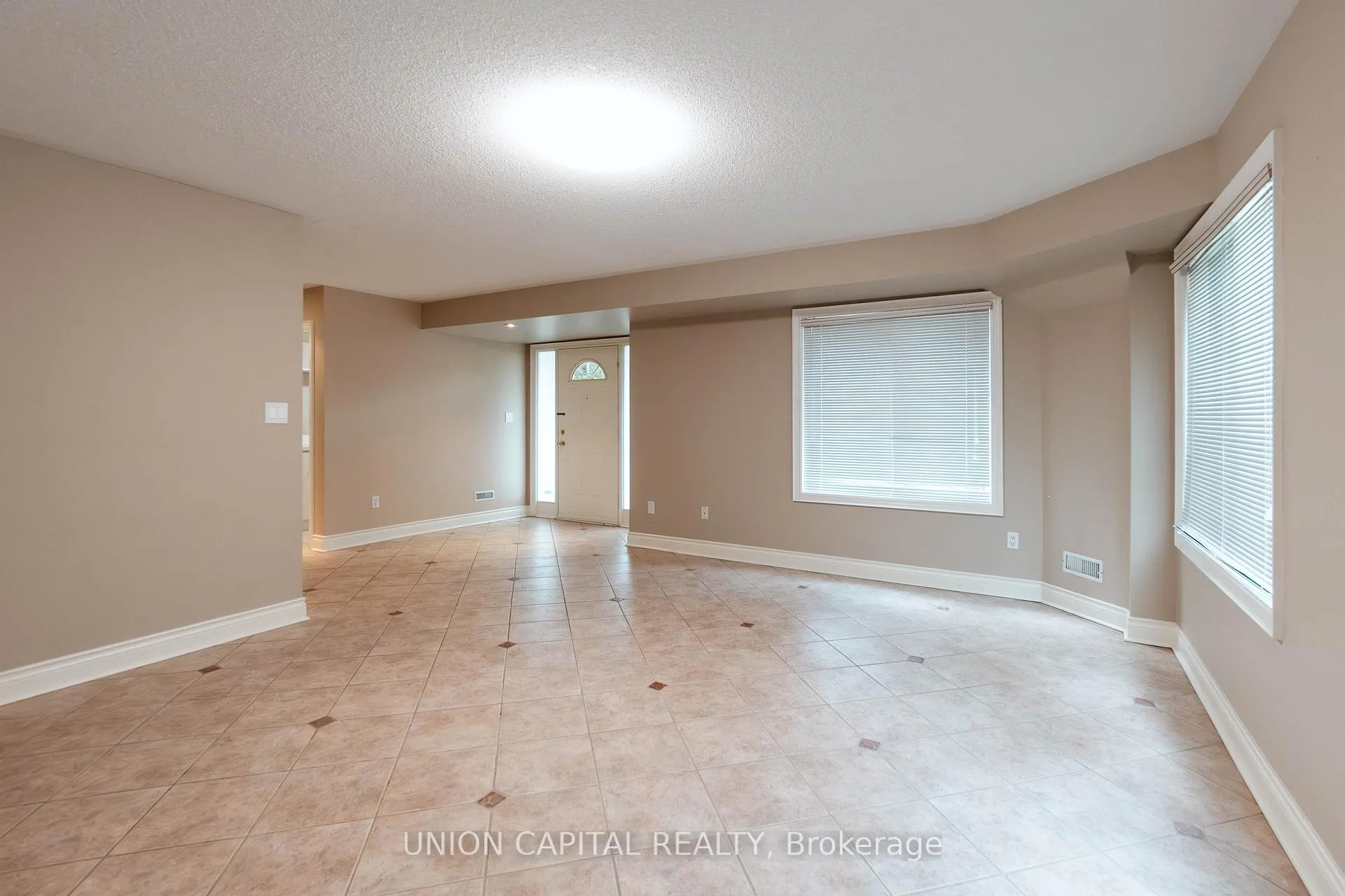 Photo 5 of 110 Pond Drive, Markham, Commerce Valley — HOMEH