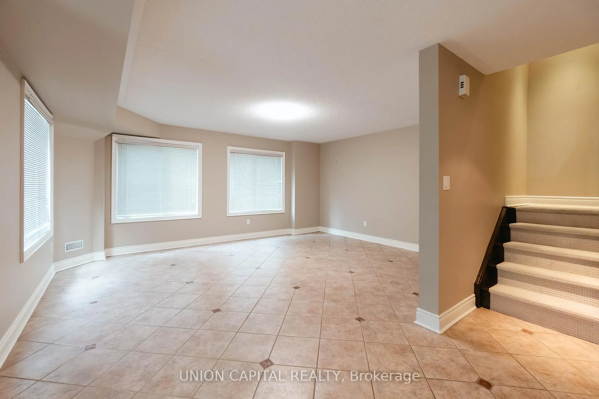 Photo 6 of 110 Pond Drive, Markham, Commerce Valley — HOMEH