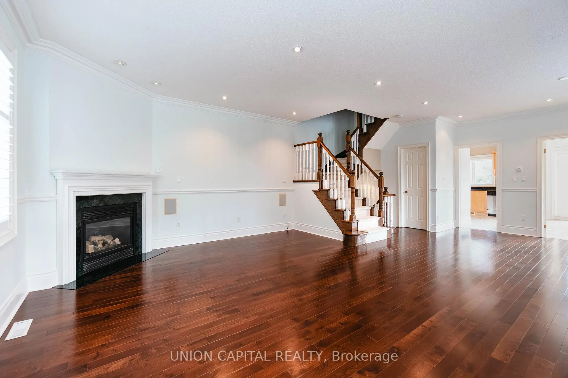 Photo 8 of 110 Pond Drive, Markham, Commerce Valley — HOMEH