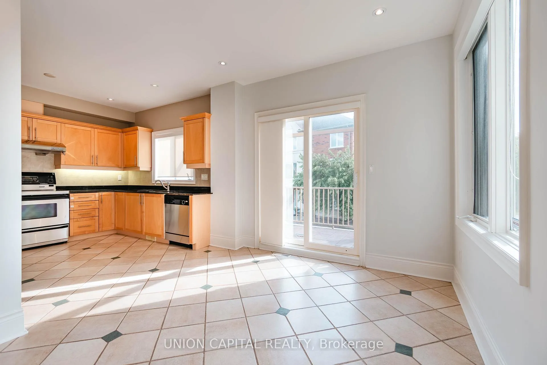 Photo 10 of 110 Pond Drive, Markham, Commerce Valley — HOMEH