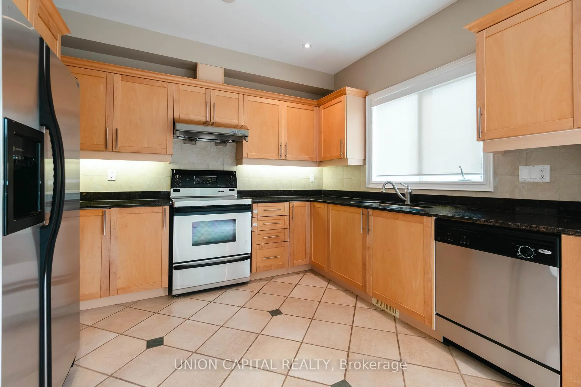 Photo 11 of 110 Pond Drive, Markham, Commerce Valley — HOMEH