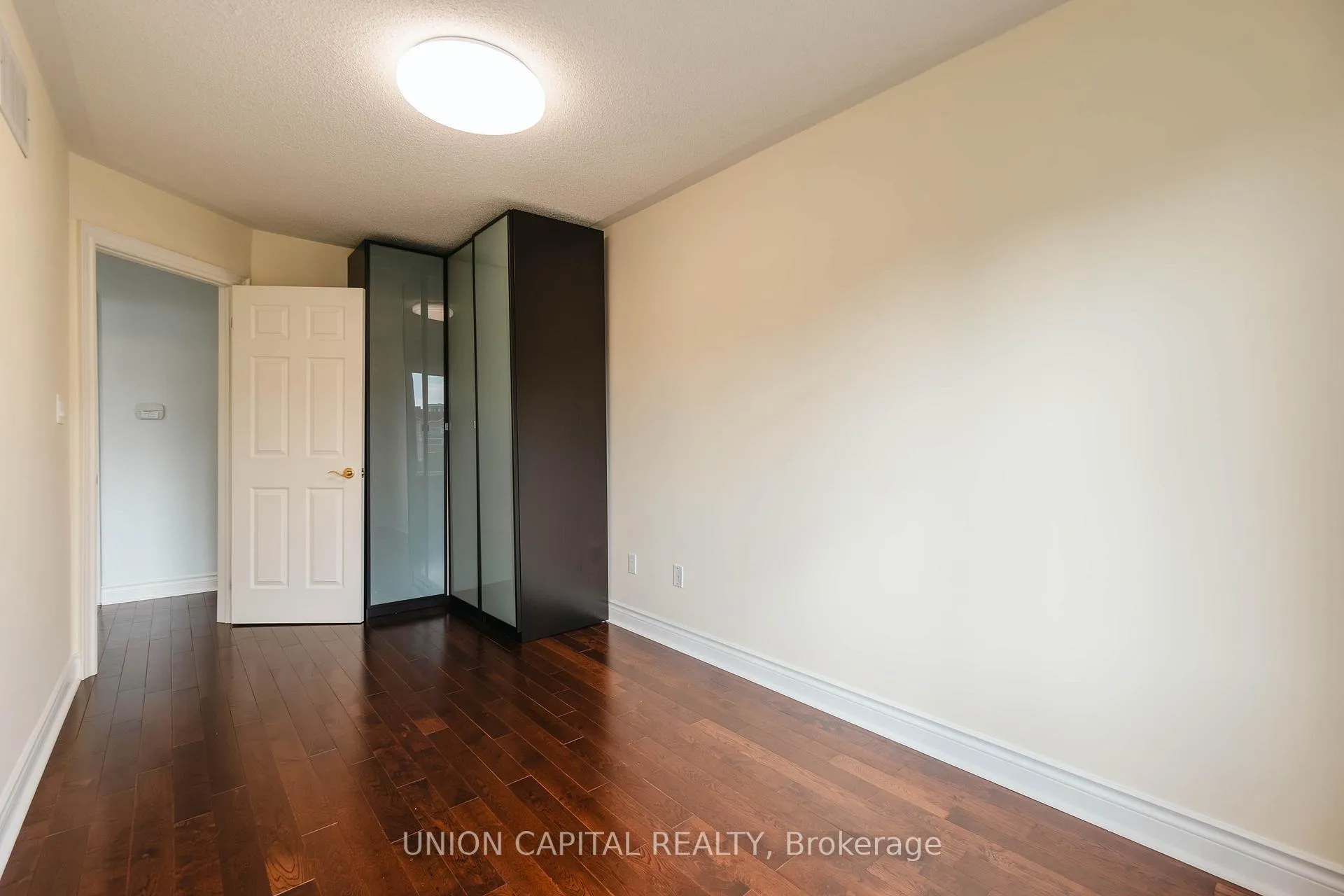 Photo 18 of 110 Pond Drive, Markham, Commerce Valley — HOMEH