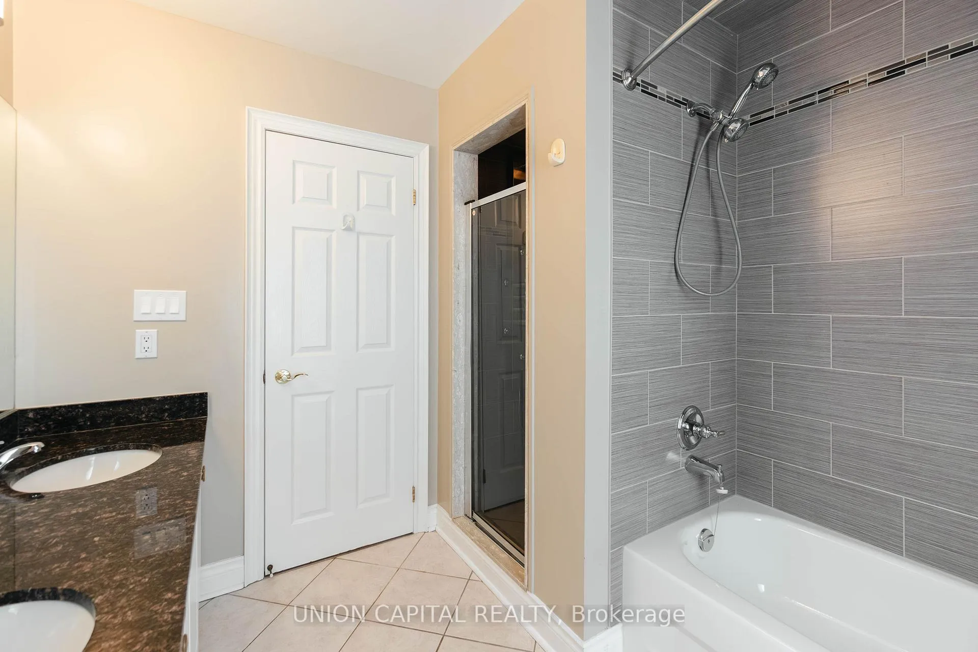 Photo 24 of 110 Pond Drive, Markham, Commerce Valley — HOMEH