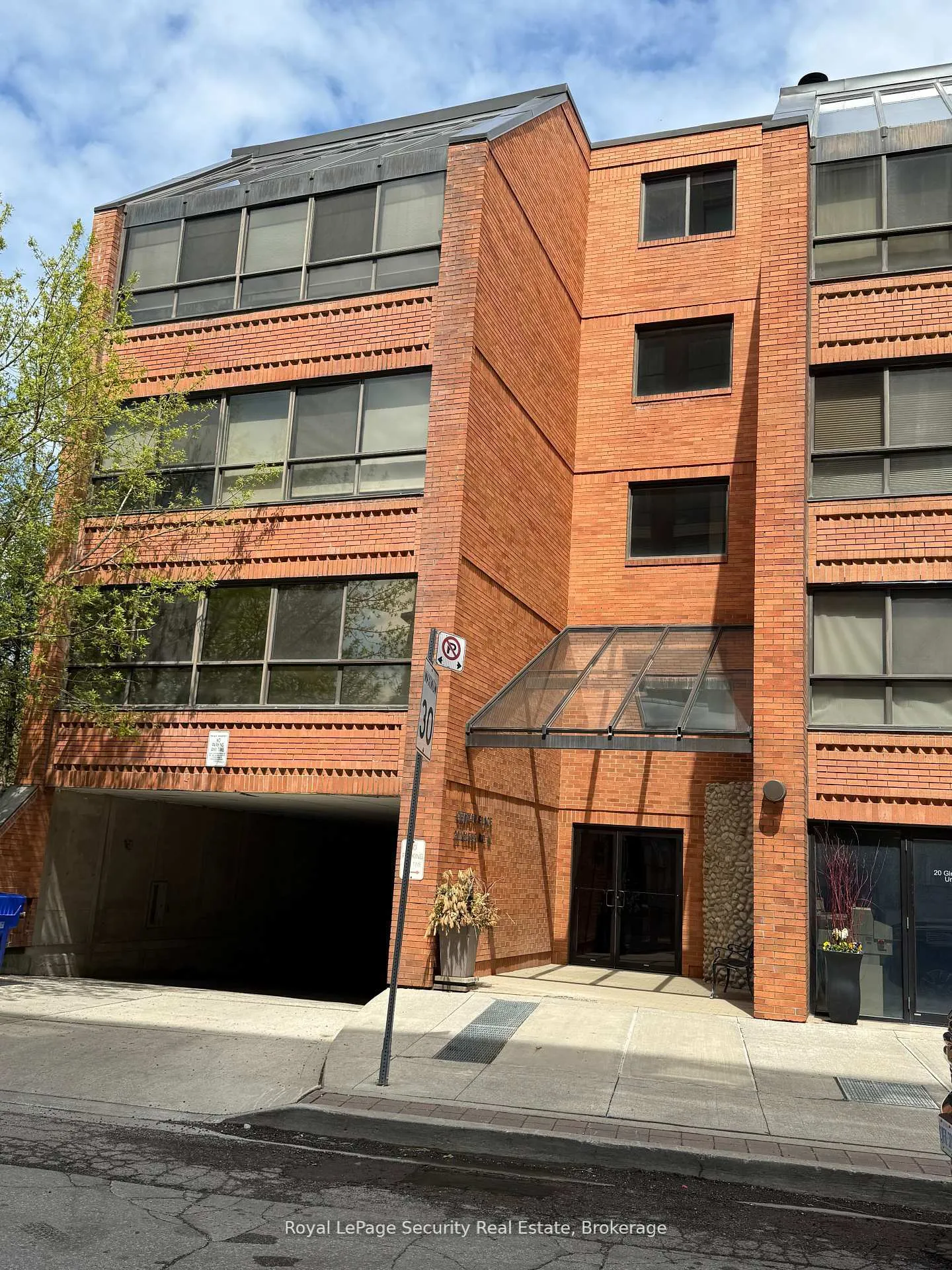 Front of Unit 10, 20 Glebe Road W