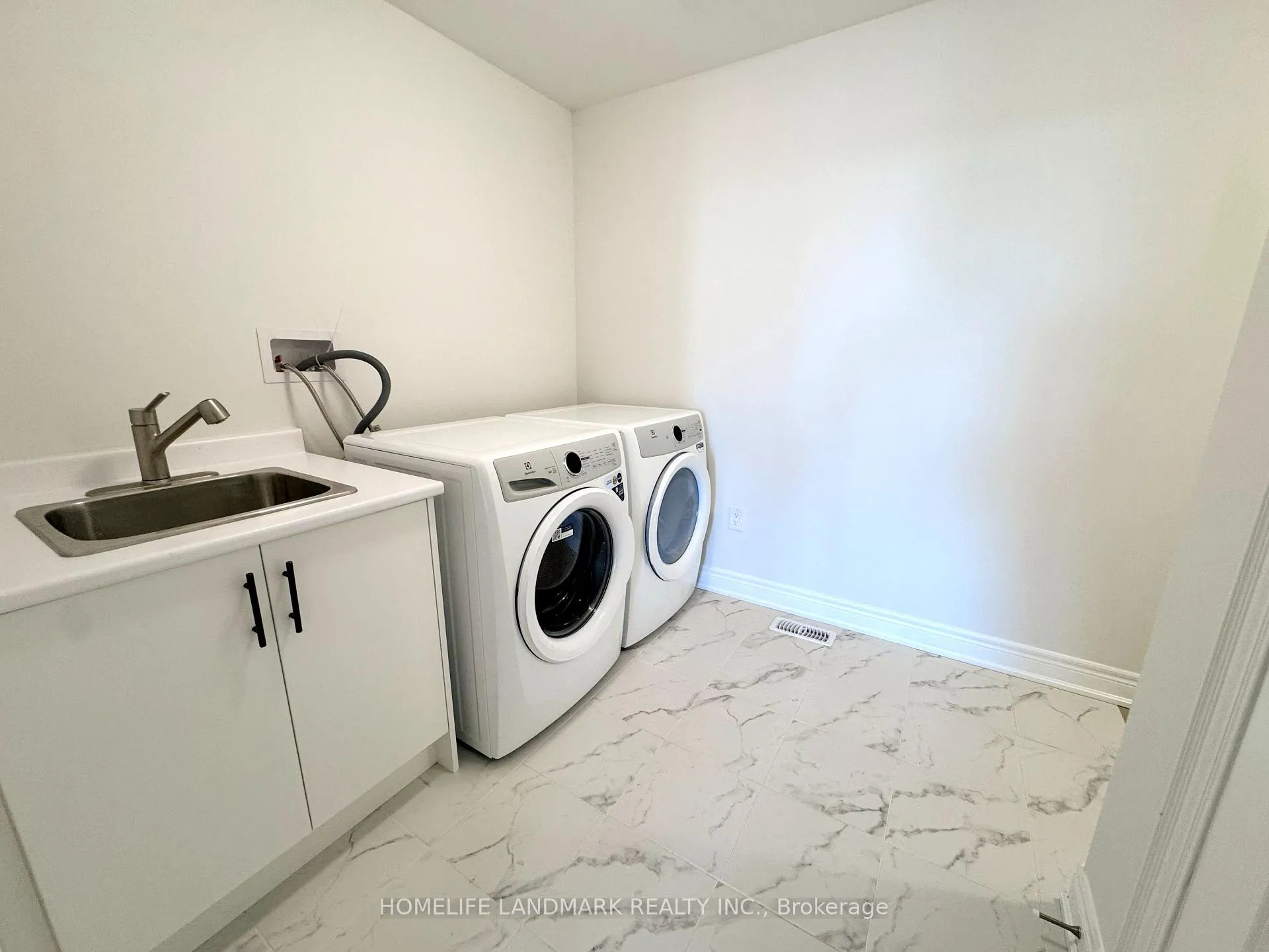 Photo 4 of 78 Selina Rose Street, Markham, Rural Markham — HOMEH