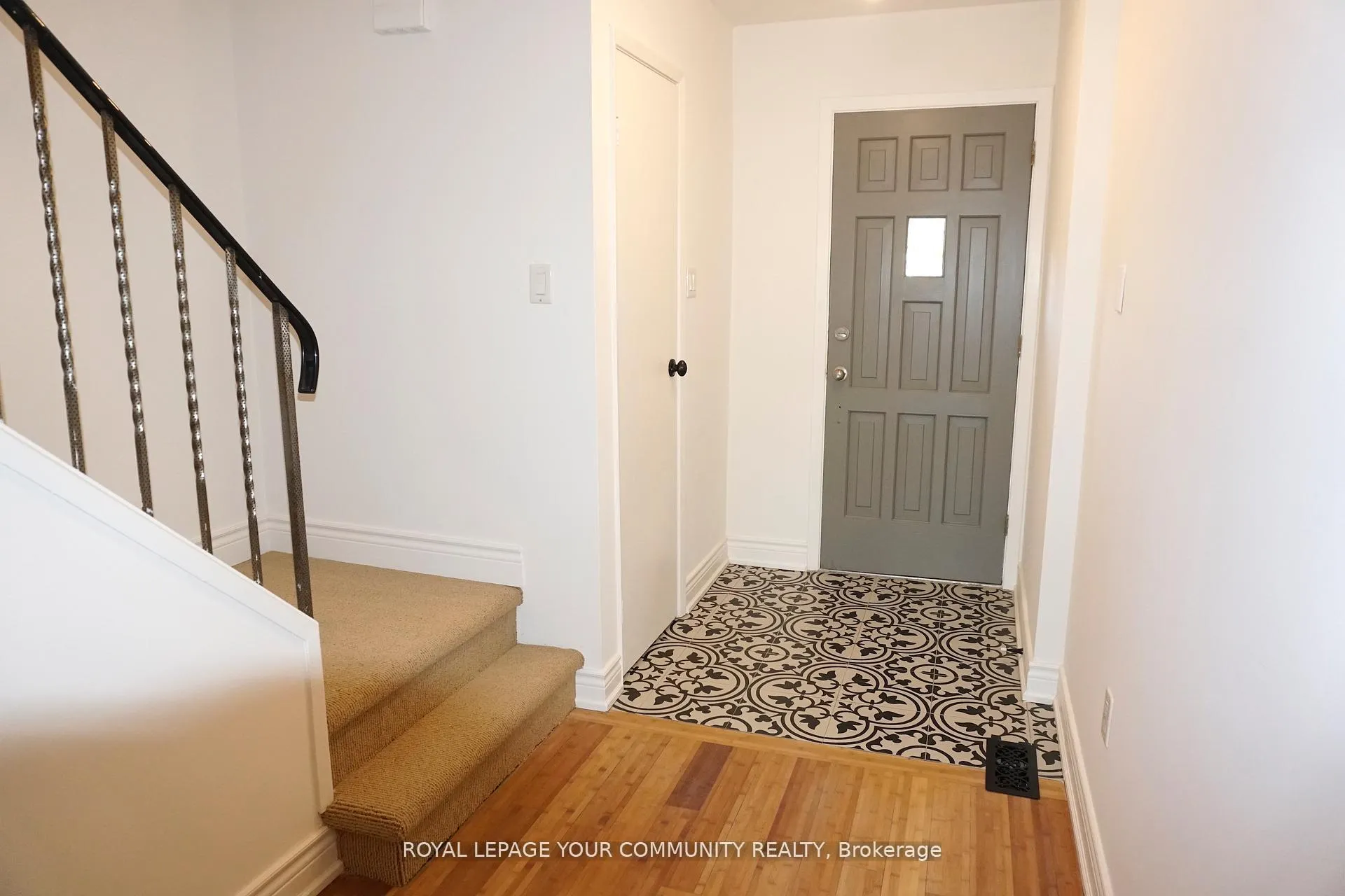 Photo 3 of 39 Knightsbridge Way, Markham, Markham Village — HOMEH